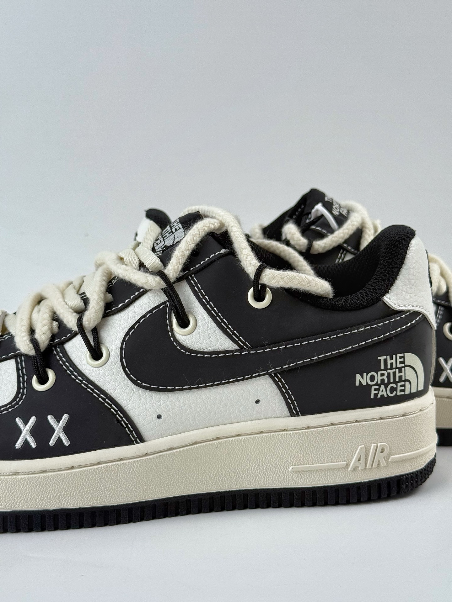 Nike Air Force 1 Low 07 x The North Face 黑白绑带 AM1588-017