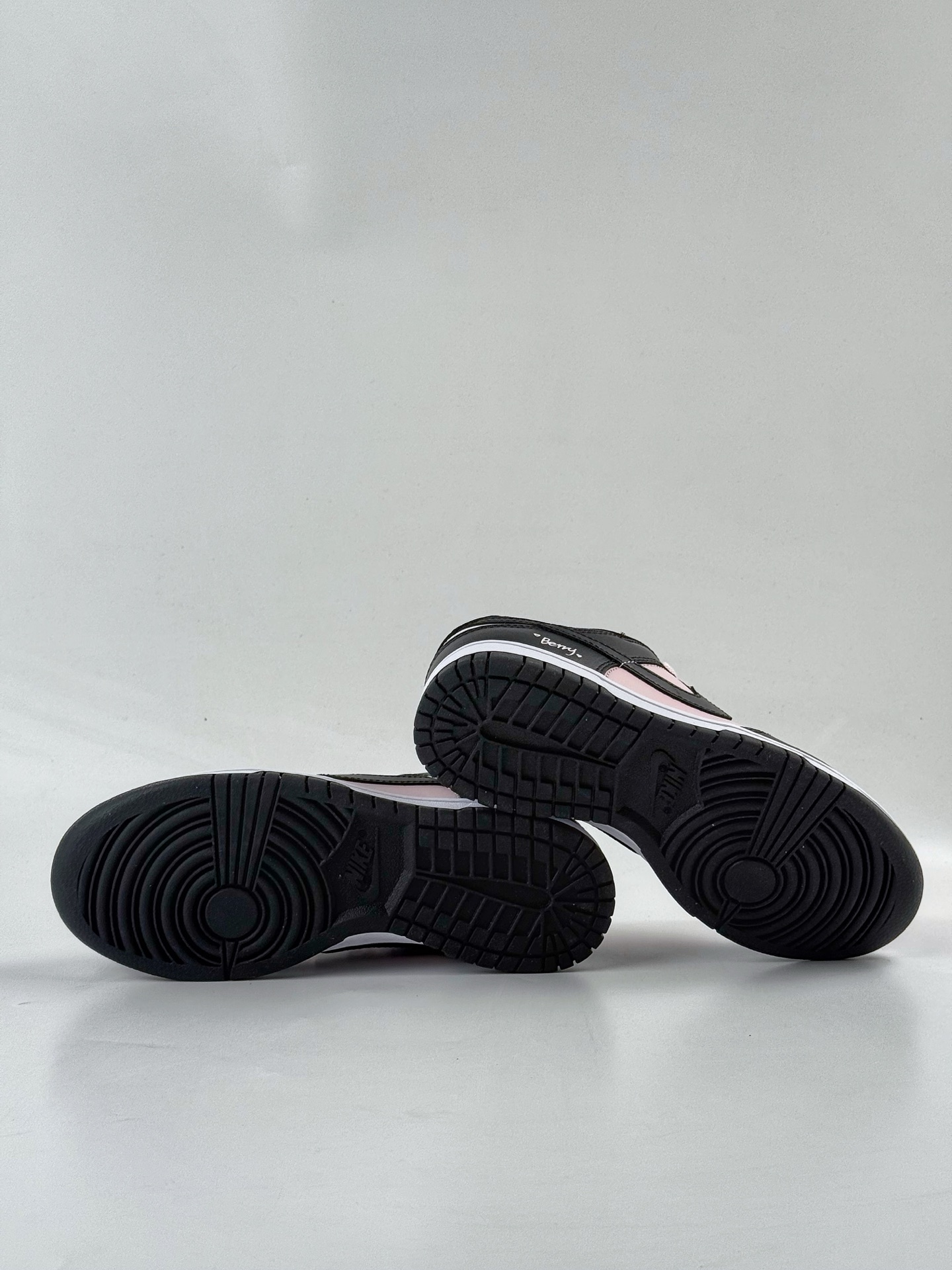 Nike SB Dunk Low 樱花白桃 特殊礼袋 酷飒 甜妹 黑粉 DD1391-100