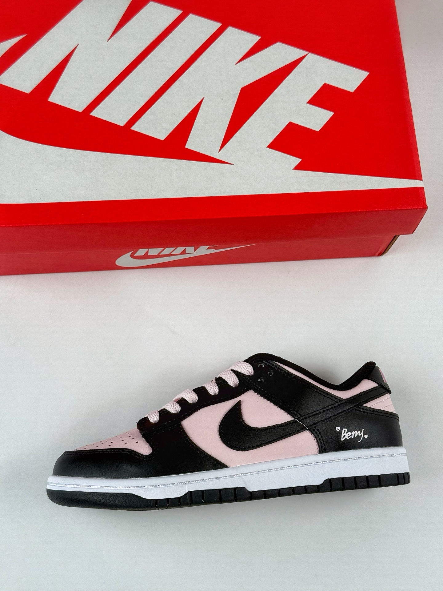 Nike SB Dunk Low 樱花白桃 特殊礼袋 酷飒 甜妹 黑粉 DD1391-100