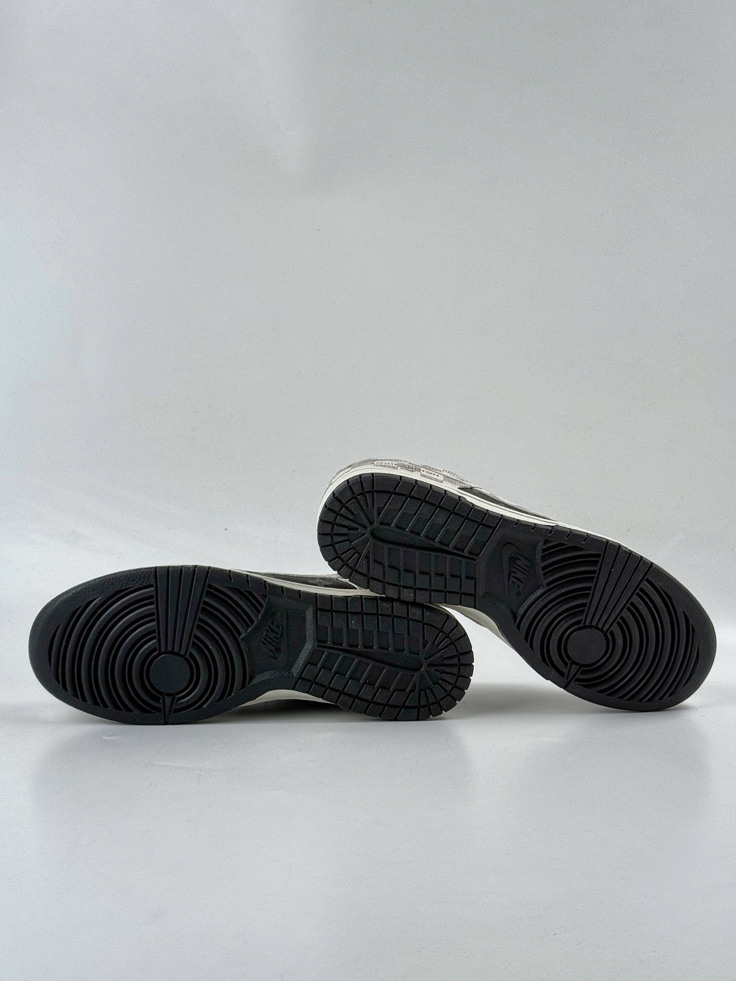 NIKE SB Dunk Low RETRO x Louis Vuitton 格纹雾灰 SC0601-452