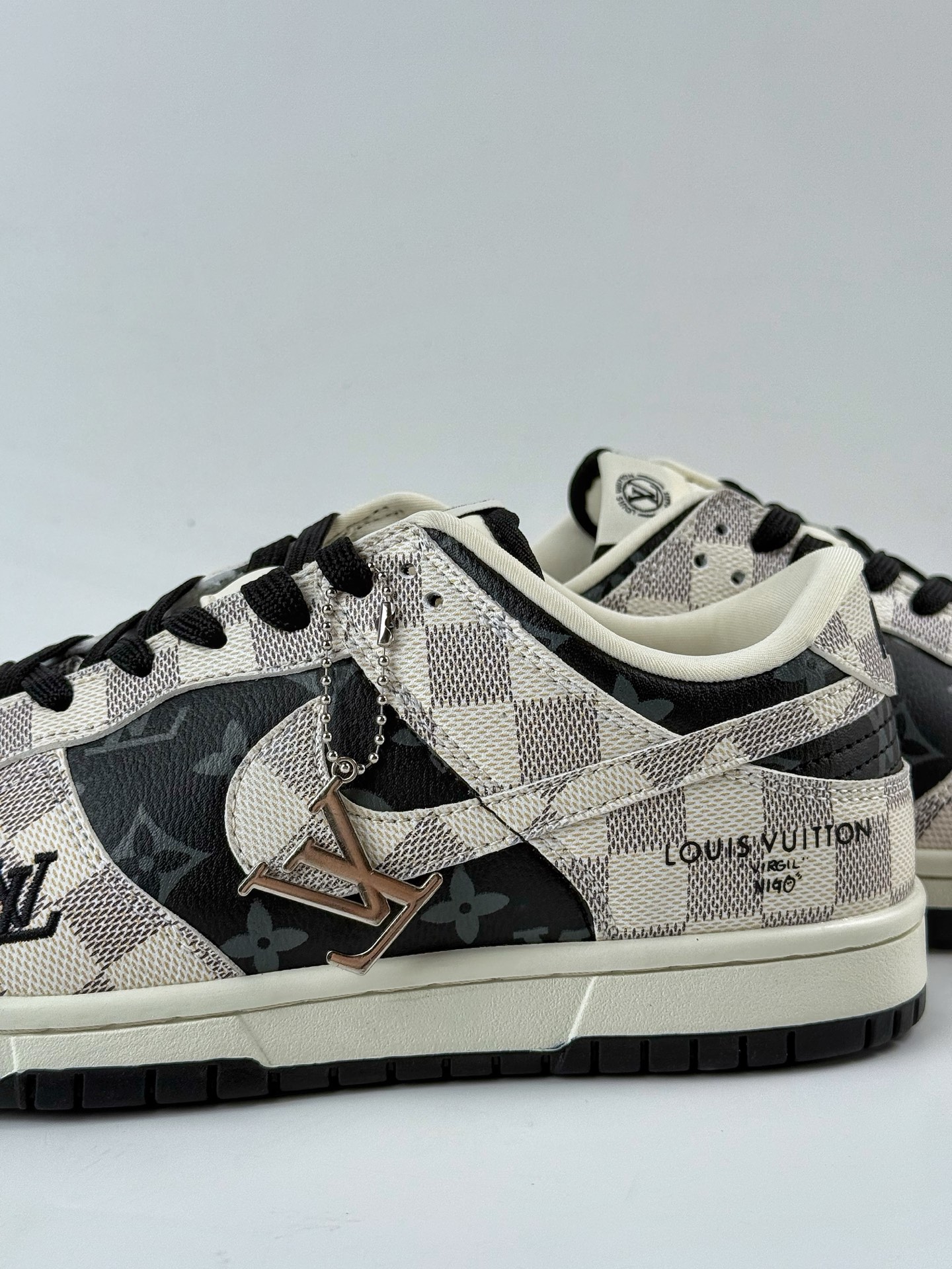 NIKE SB Dunk Low RETRO x Louis Vuitton 格纹雾灰 SC0601-452