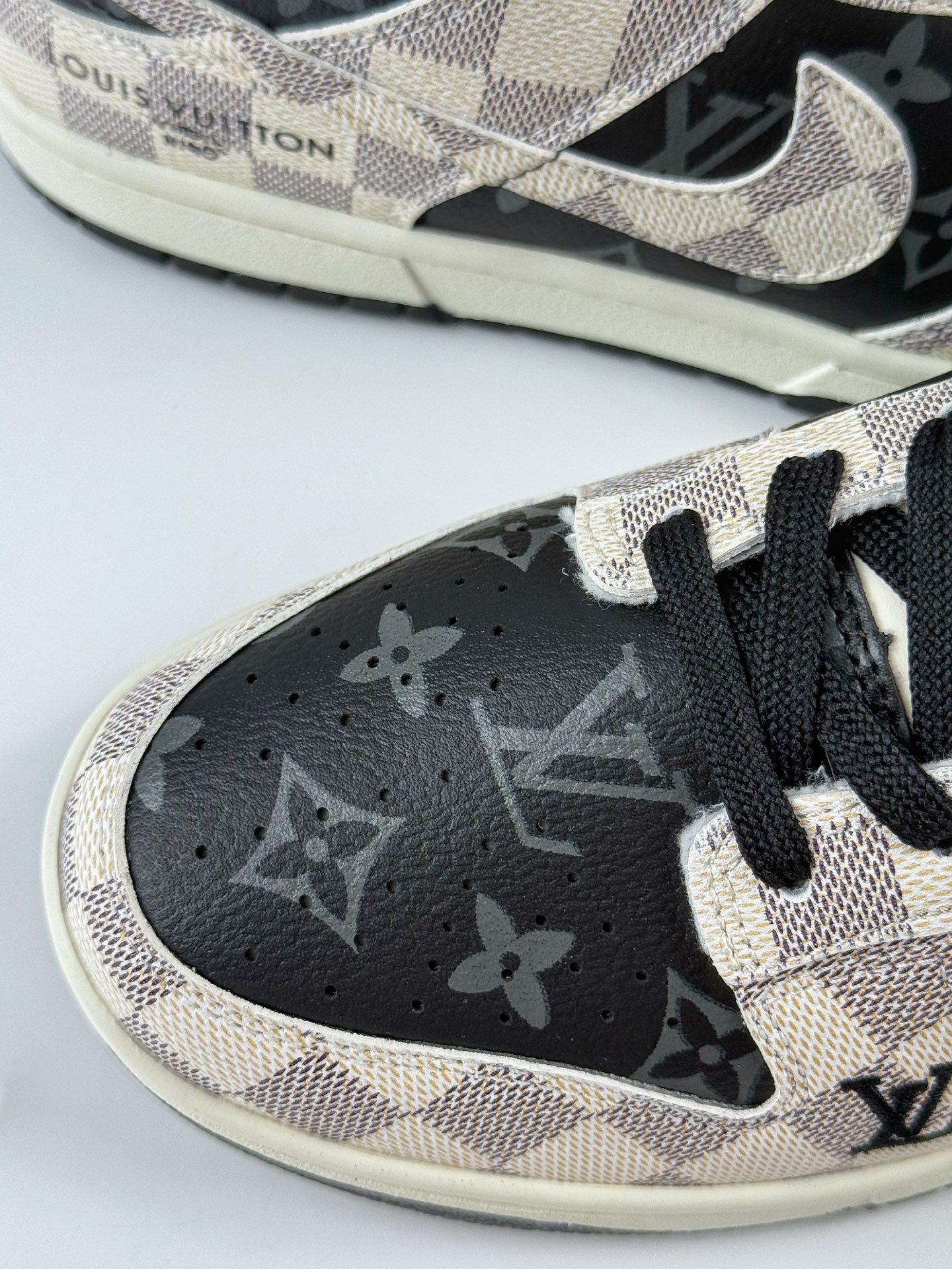 NIKE SB Dunk Low RETRO x Louis Vuitton 格纹雾灰 SC0601-452