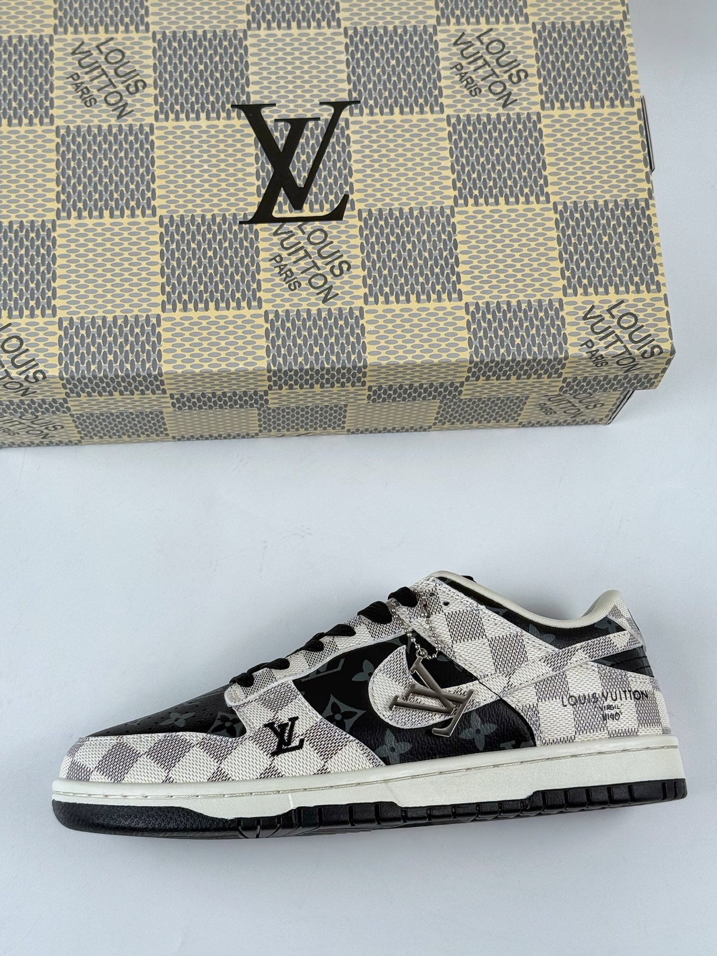 NIKE SB Dunk Low RETRO x Louis Vuitton 格纹雾灰 SC0601-452