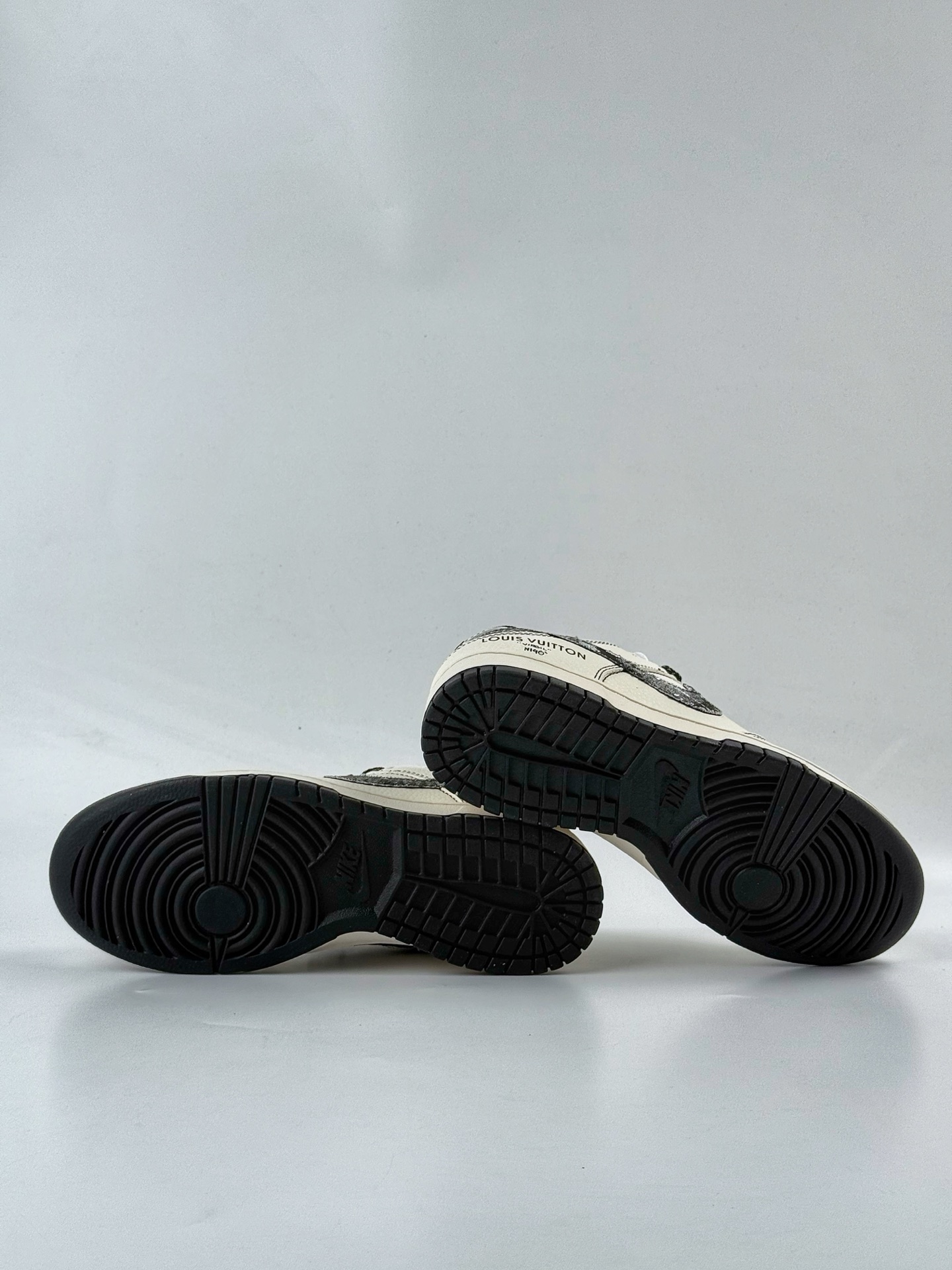 Nike SB Dunk Low x Louis Vuitton 白黑满天星 JP1628-027