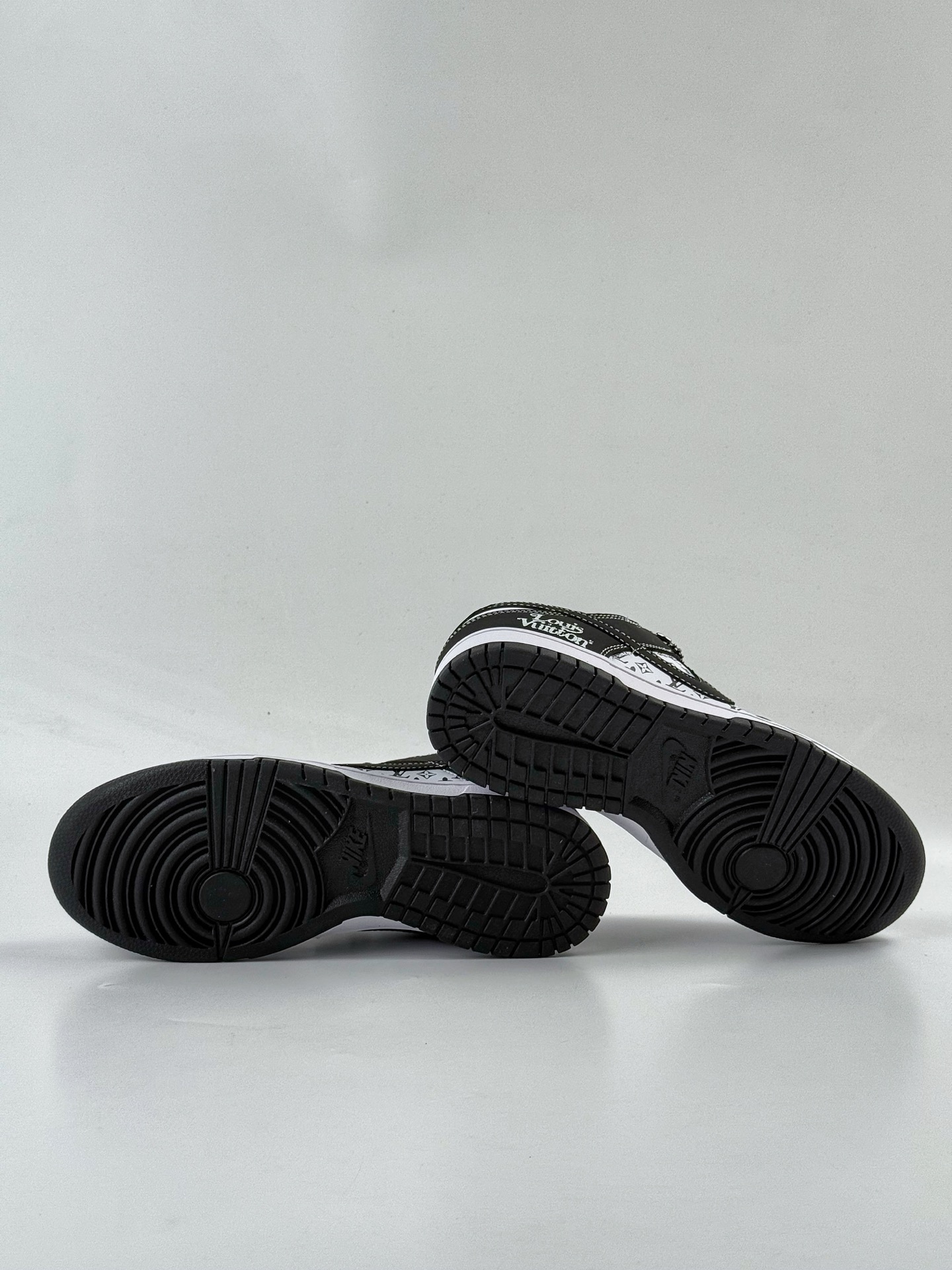 Nike SB Dunk Low x Louis Vuitton 黑白满天星 CS1688-129