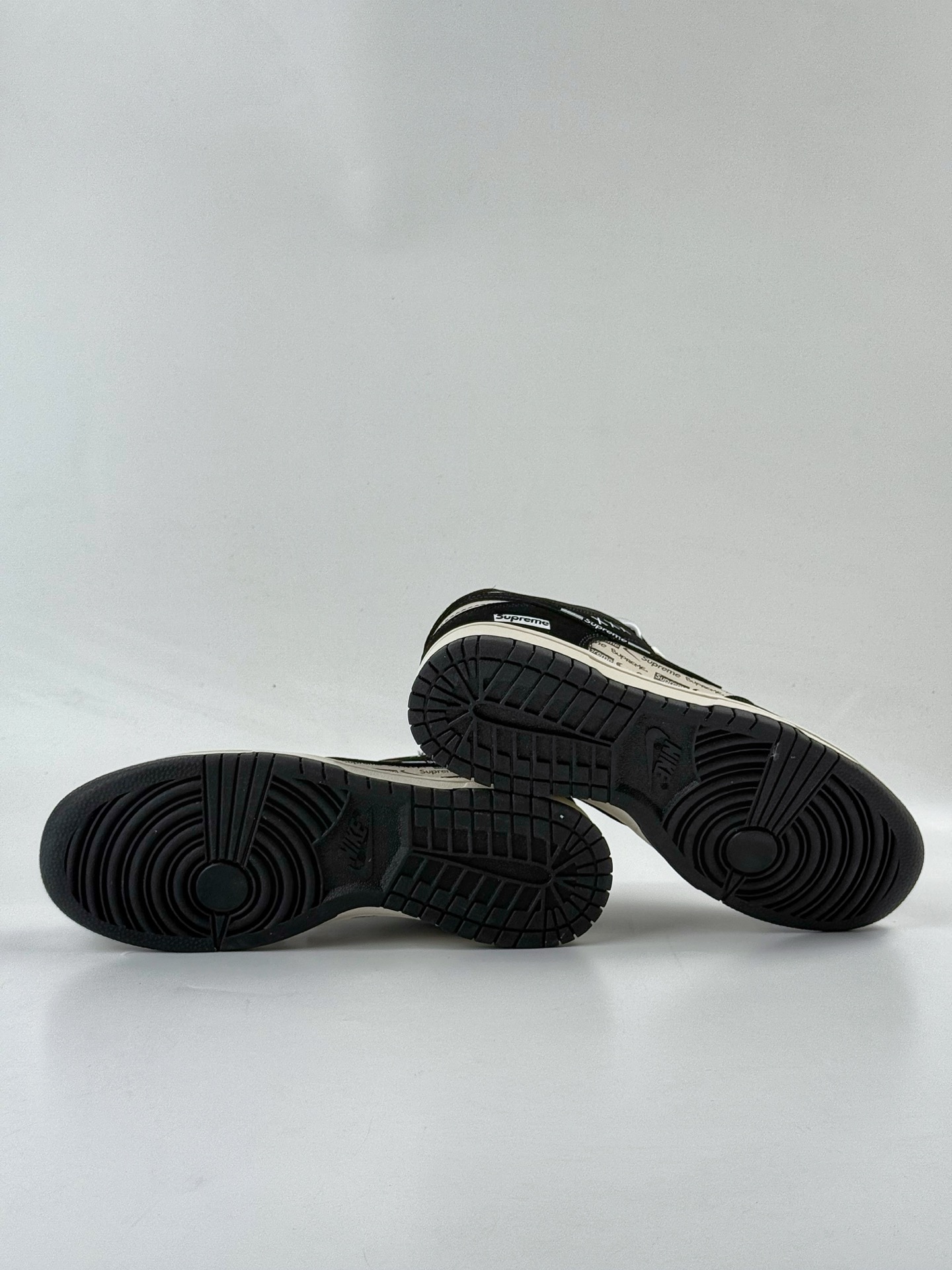 NIKE SB Dunk Low RETRO x superme 米黑小勾 DS6608-013