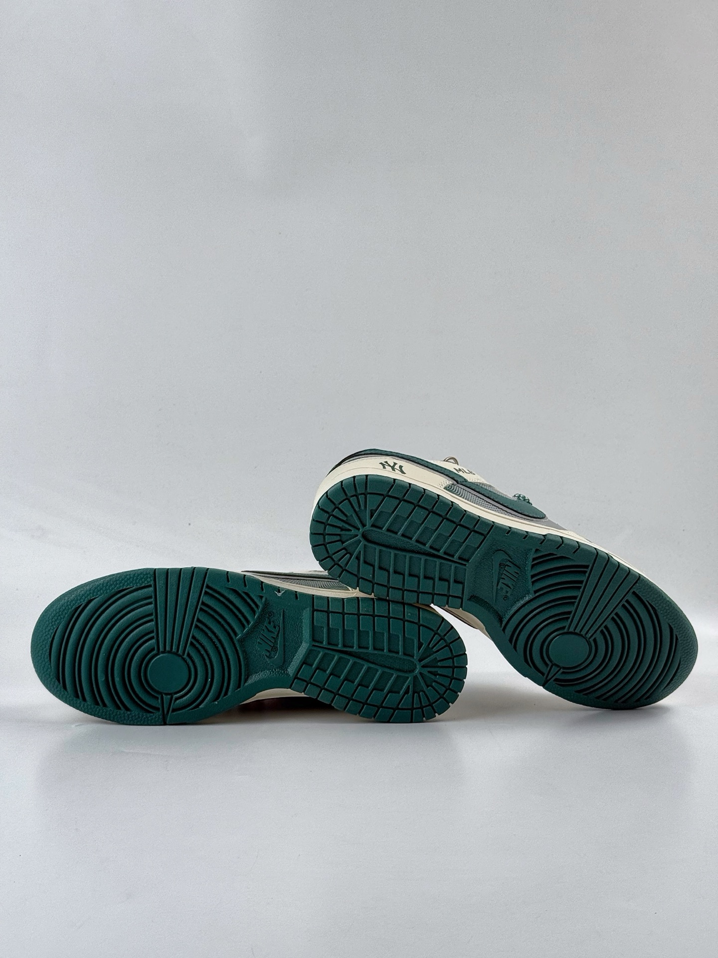 Nike SB Dunk Low x MLB 米灰绿双小勾满天星 SJ2025-001