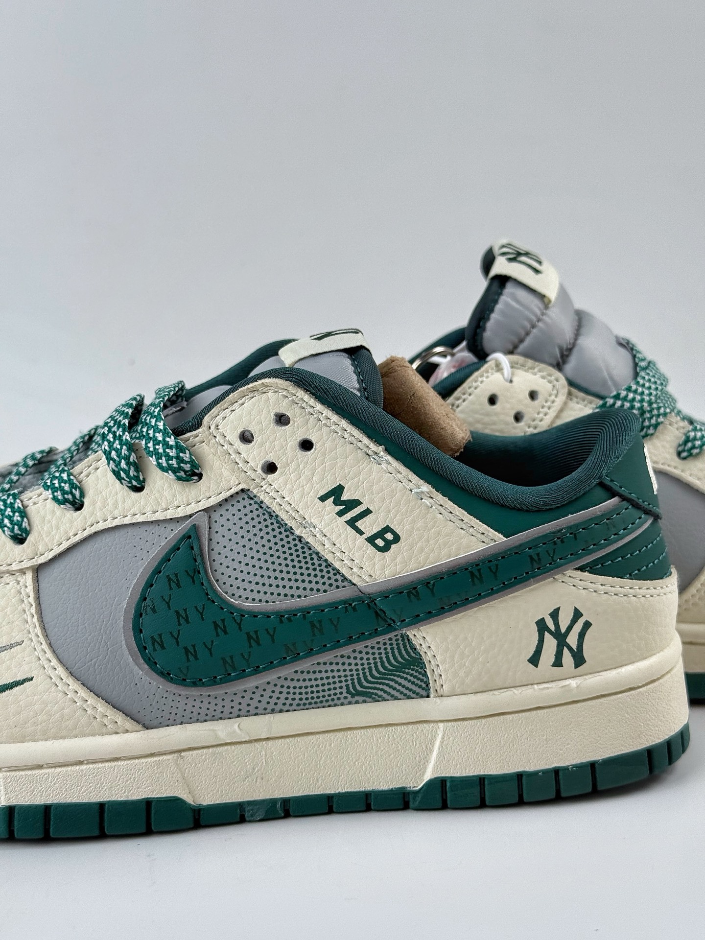 Nike SB Dunk Low x MLB 米灰绿双小勾满天星 SJ2025-001