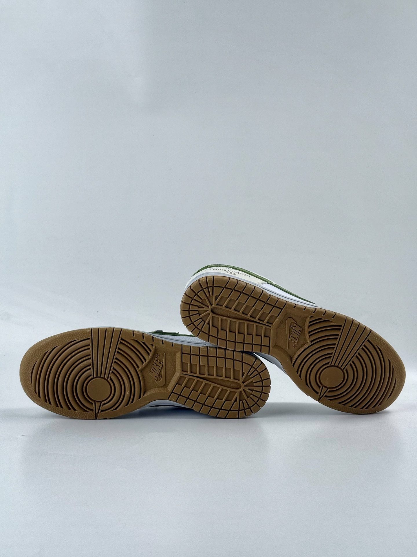 NIKE SB Dunk Low RETRO x Louis Vuitton 米白绿棕 SC0601-476