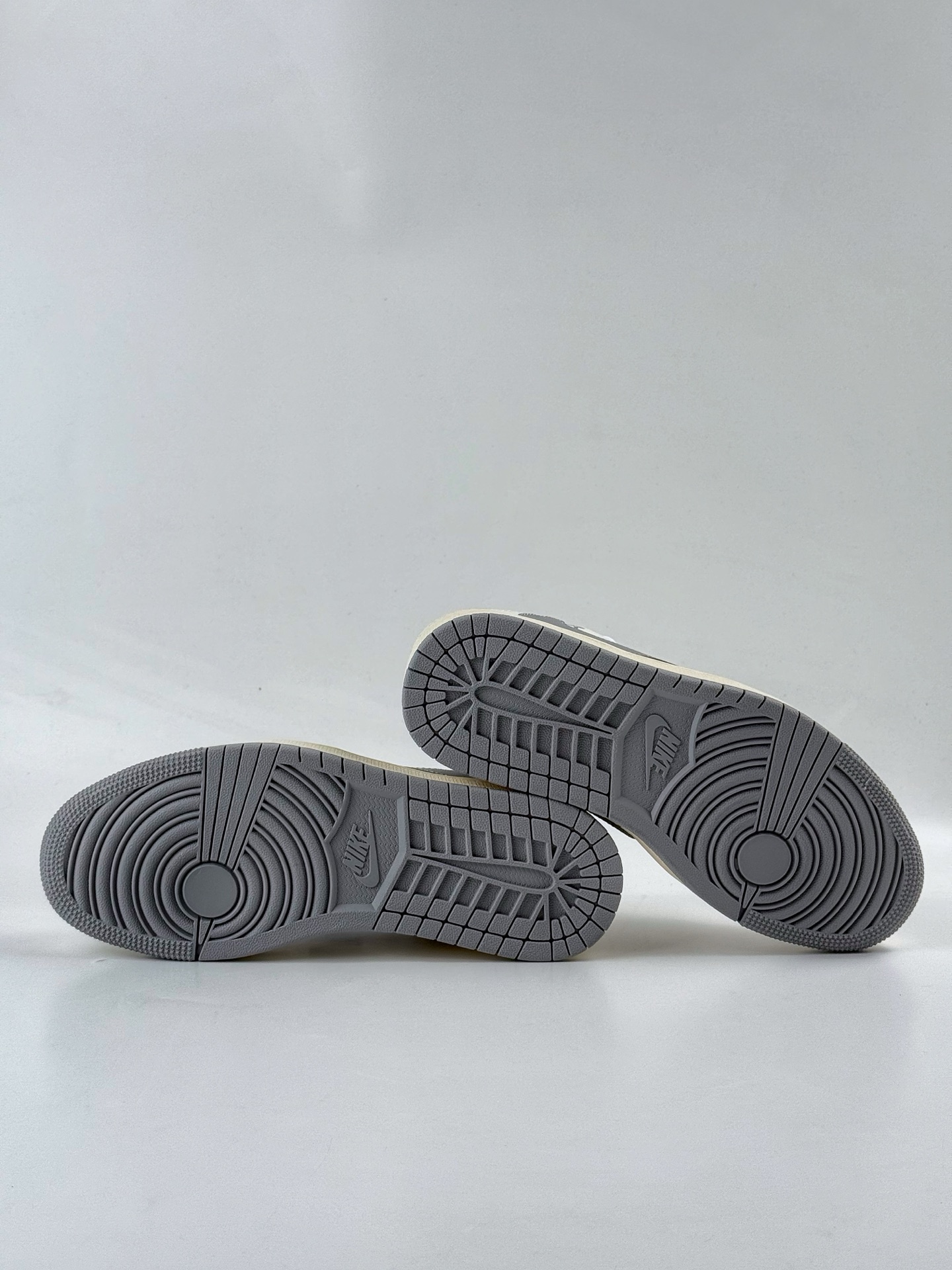 Travis Scott x Nike Air Jordan 1 Low x Louis Vuitton Air Jordan 1 Low 反转白灰小勾满天星倒钩 CS5288-502