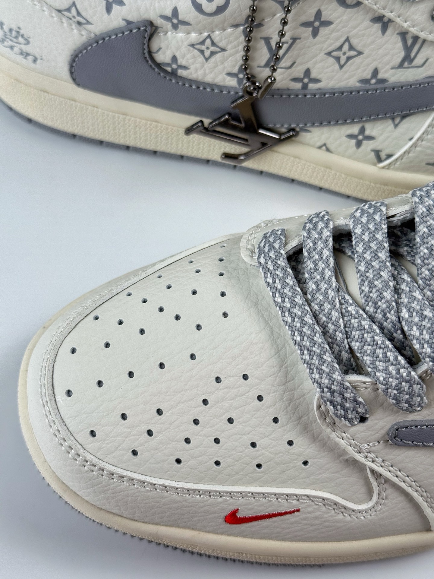Travis Scott x Nike Air Jordan 1 Low x Louis Vuitton Air Jordan 1 Low 反转白灰小勾满天星倒钩 CS5288-502