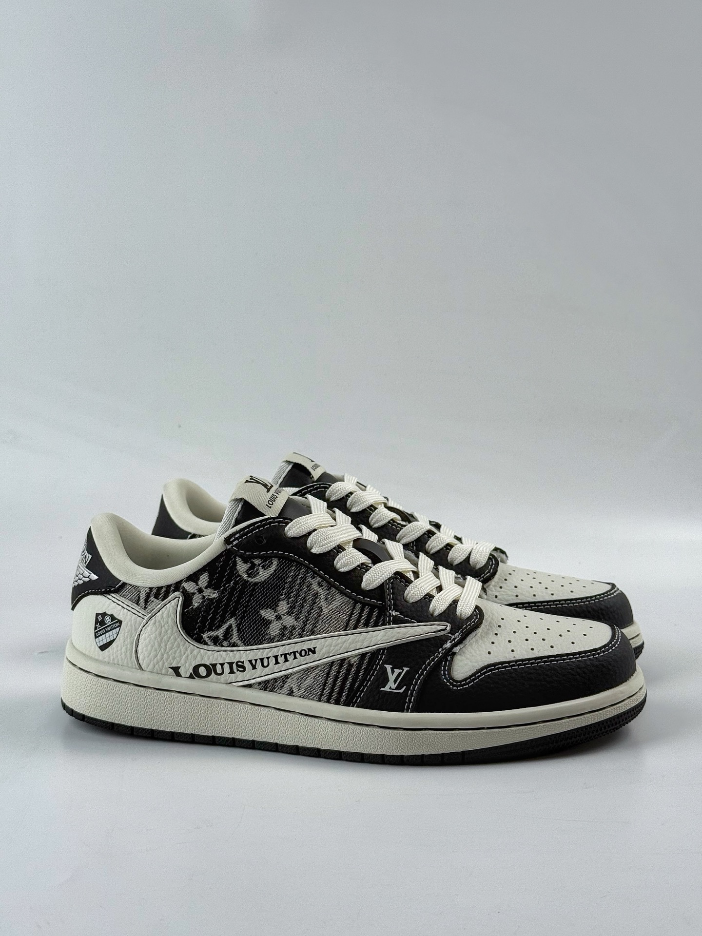 Travis Scott x Nike Air Jordan 1 Low x Louis Vuitton Air Jordan 1 Low 反转黑白倒钩 SC0601-052