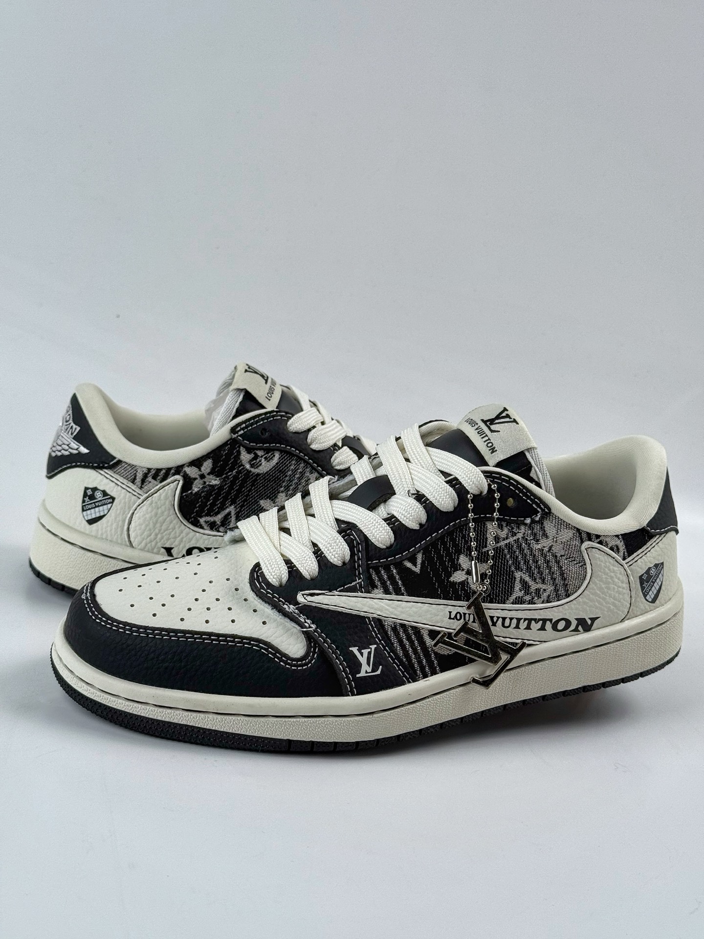 Travis Scott x Nike Air Jordan 1 Low x Louis Vuitton Air Jordan 1 Low 反转黑白倒钩 SC0601-052
