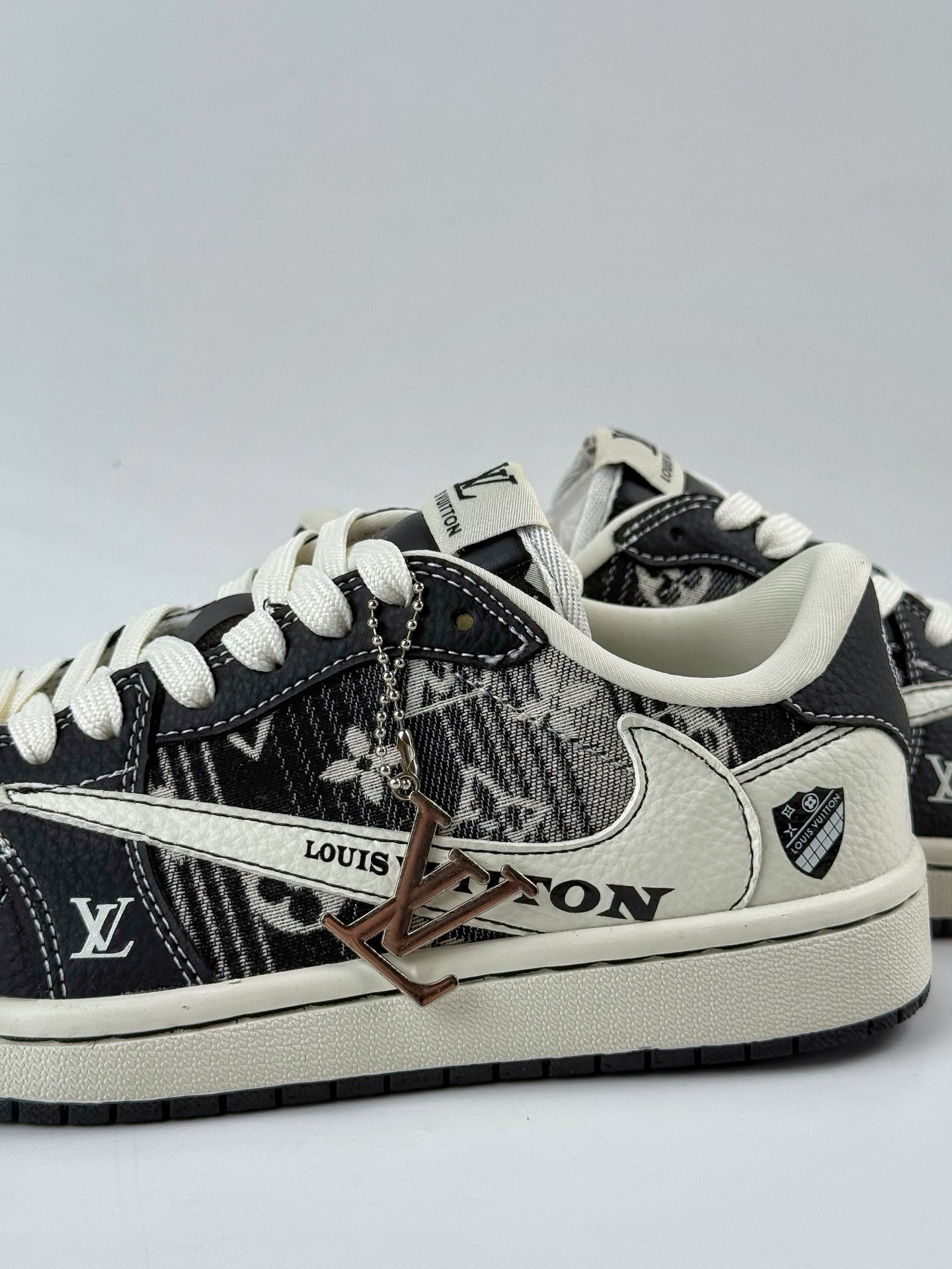 Travis Scott x Nike Air Jordan 1 Low x Louis Vuitton Air Jordan 1 Low 反转黑白倒钩 SC0601-052