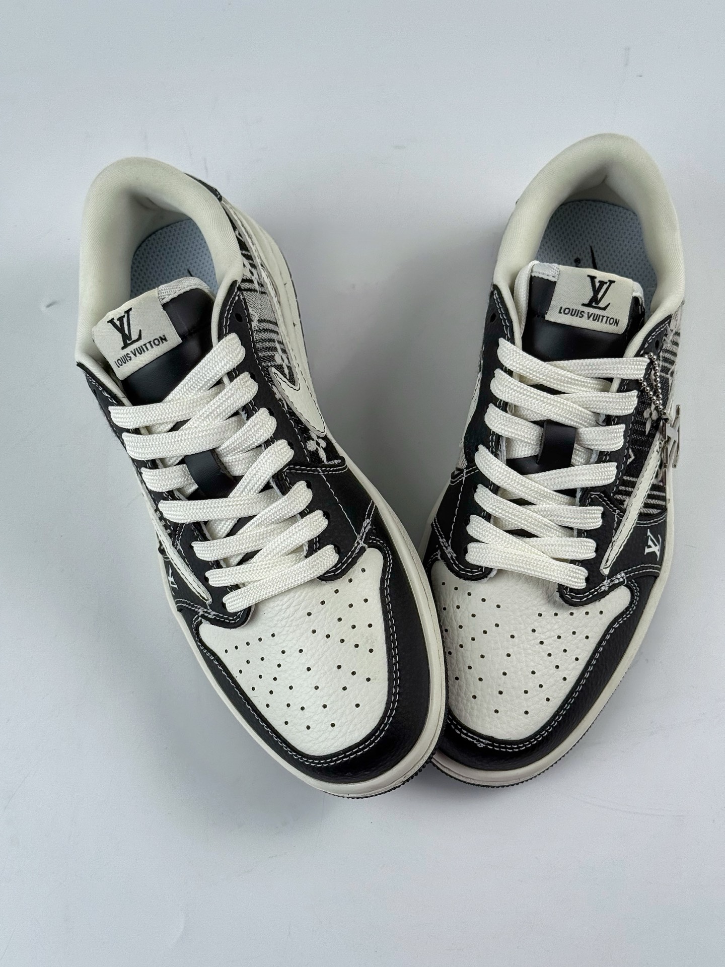 Travis Scott x Nike Air Jordan 1 Low x Louis Vuitton Air Jordan 1 Low 反转黑白倒钩 SC0601-052