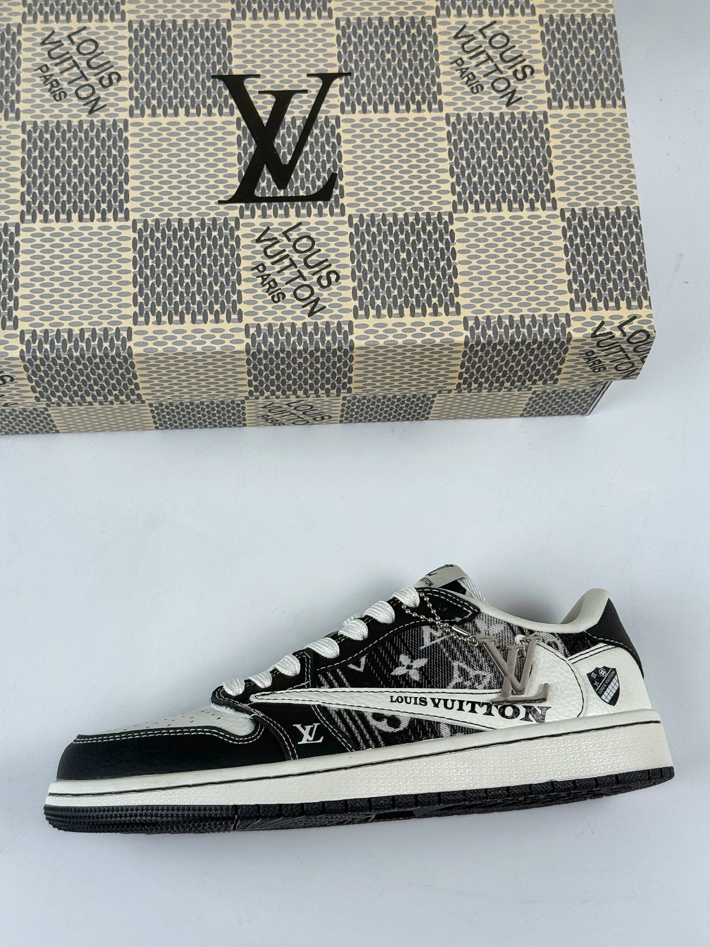 Travis Scott x Nike Air Jordan 1 Low x Louis Vuitton Air Jordan 1 Low 反转黑白倒钩 SC0601-052