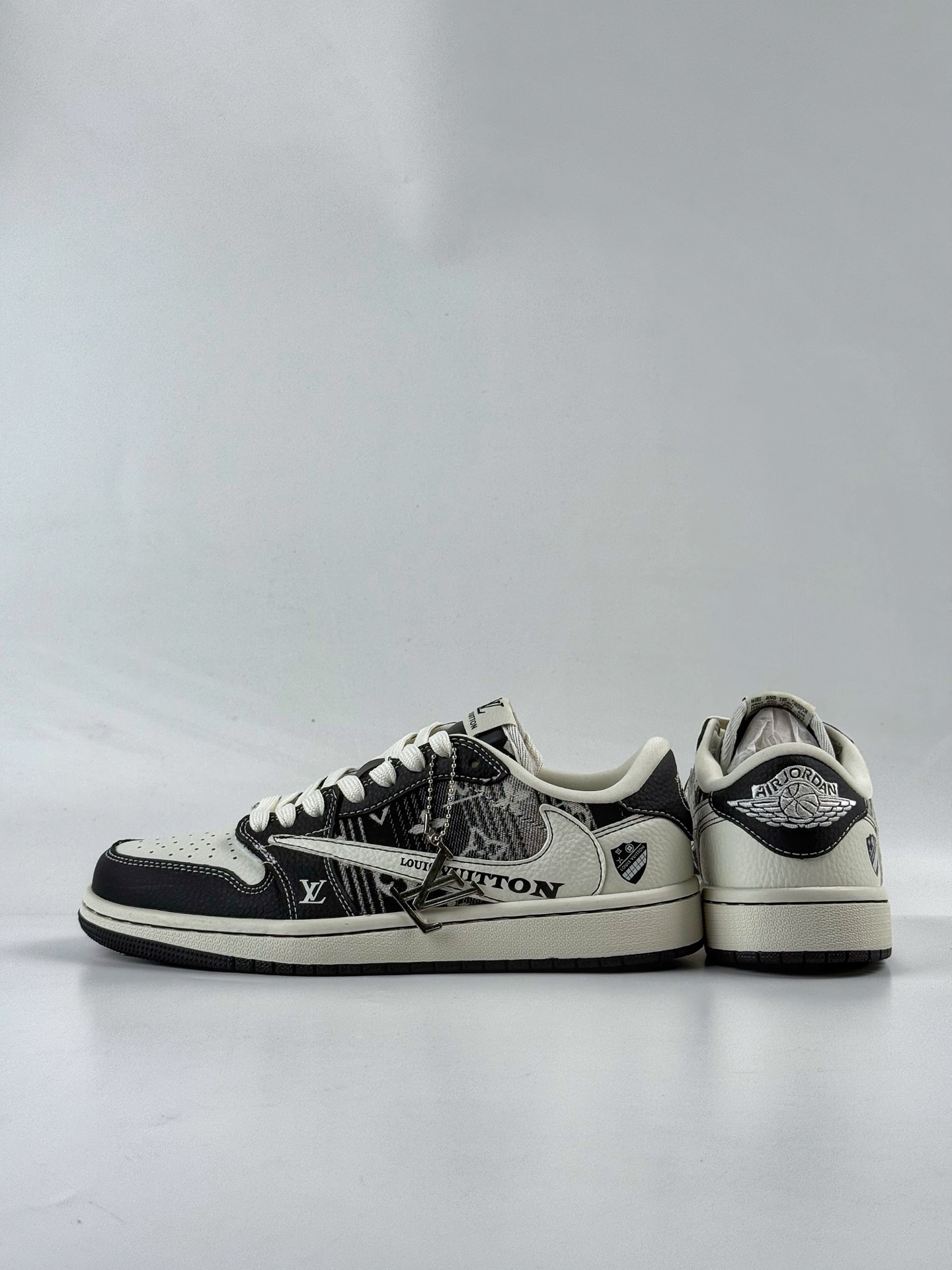 Travis Scott x Nike Air Jordan 1 Low x Louis Vuitton Air Jordan 1 Low 反转黑白倒钩 SC0601-052