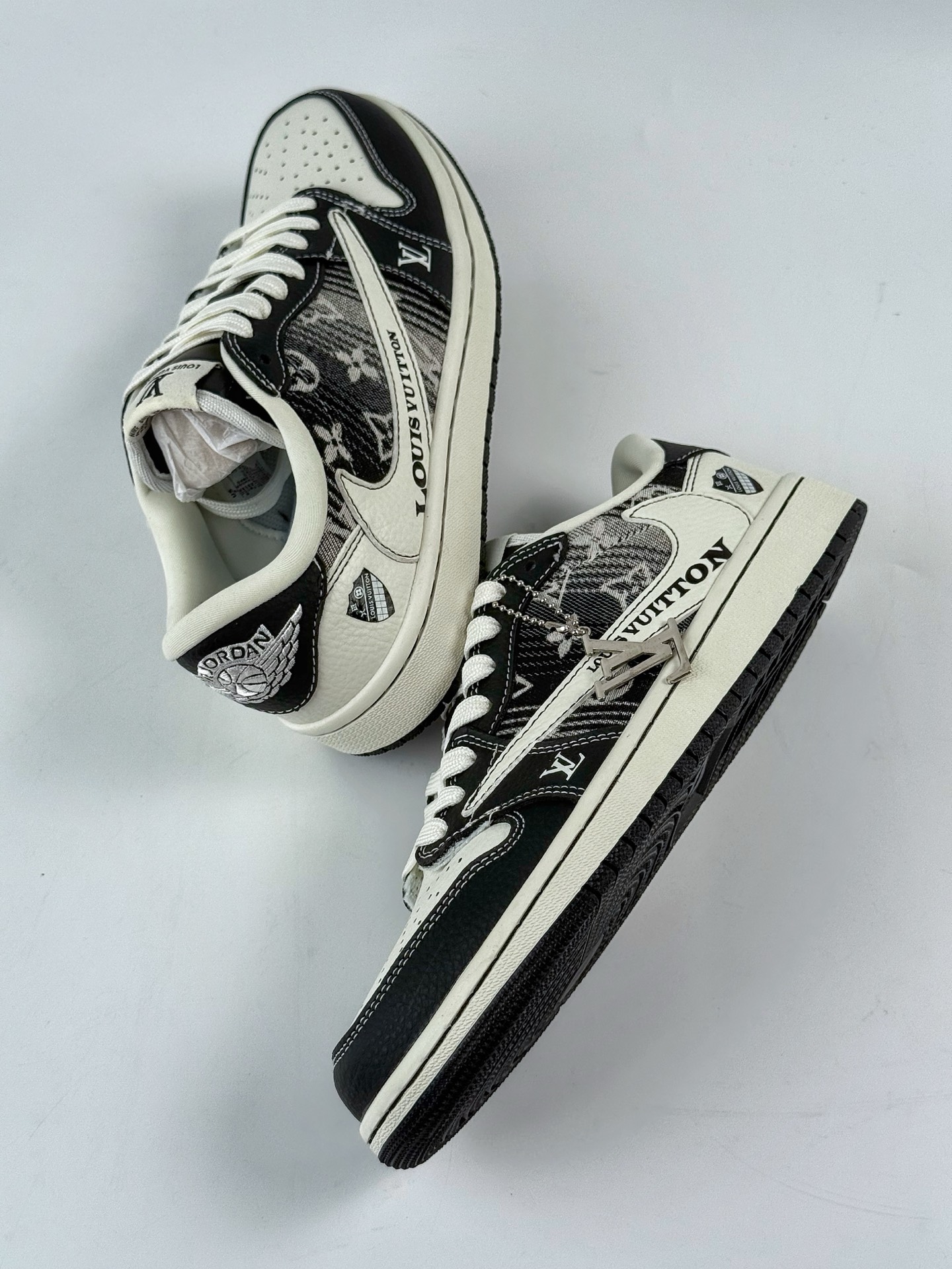 Travis Scott x Nike Air Jordan 1 Low x Louis Vuitton Air Jordan 1 Low 反转黑白倒钩 SC0601-052