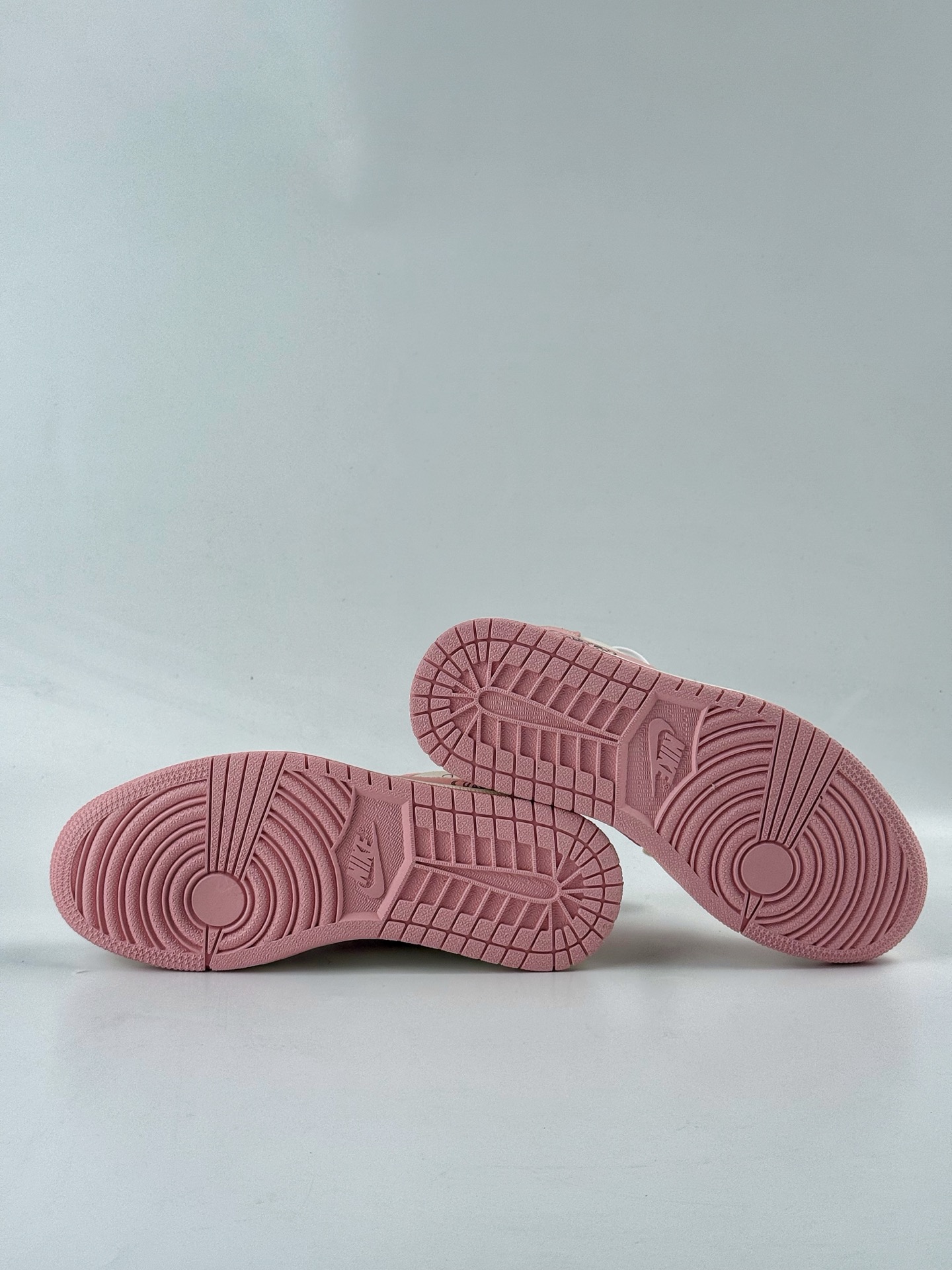 Travis Scott x Nike Air Jordan 1 Low x LABUBU Air Jordan 1 Low 反转粉白倒钩 DD7866-114