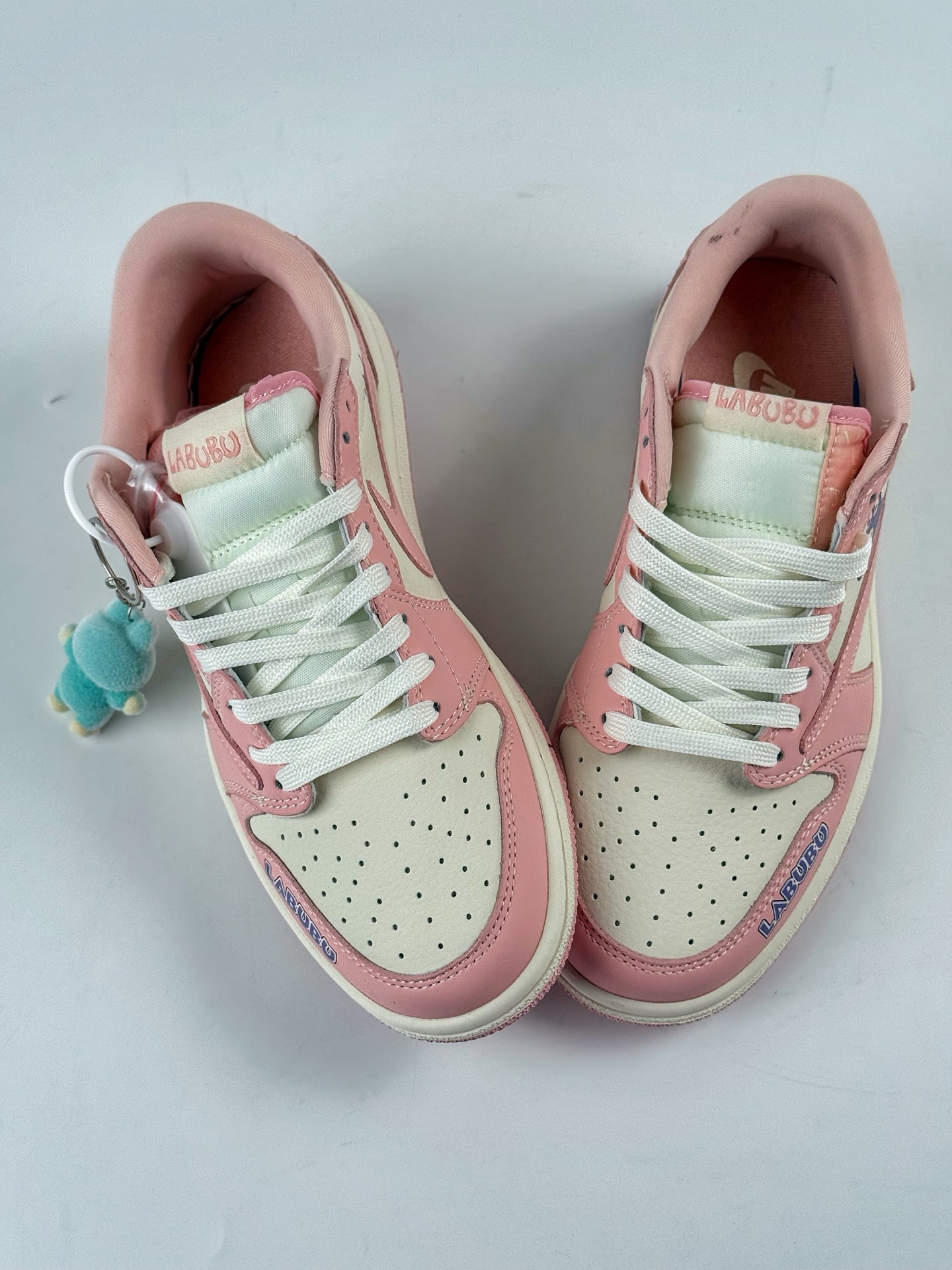 Travis Scott x Nike Air Jordan 1 Low x LABUBU Air Jordan 1 Low 反转粉白倒钩 DD7866-114