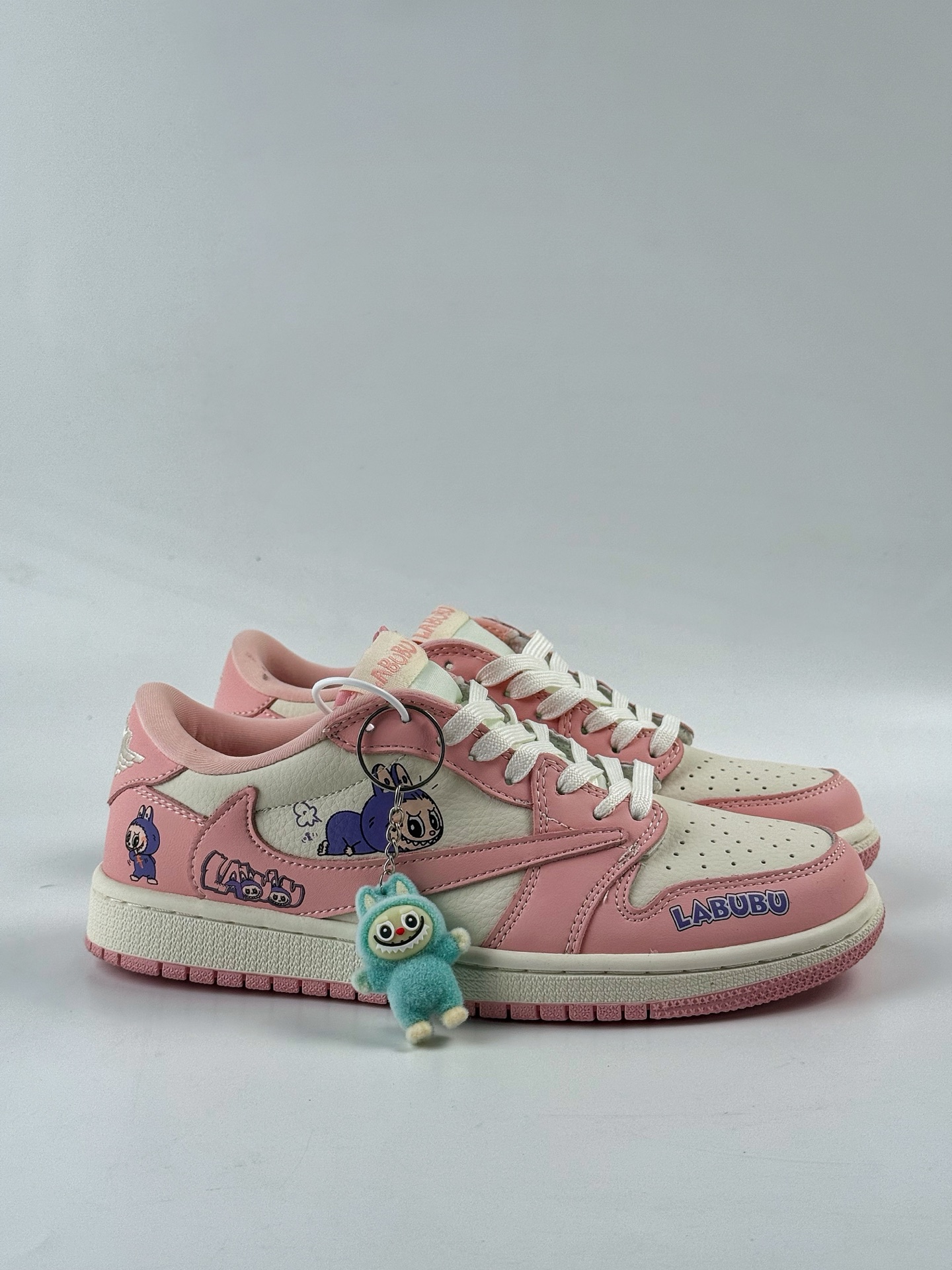 Travis Scott x Nike Air Jordan 1 Low x LABUBU Air Jordan 1 Low 反转粉白倒钩 DD7866-114