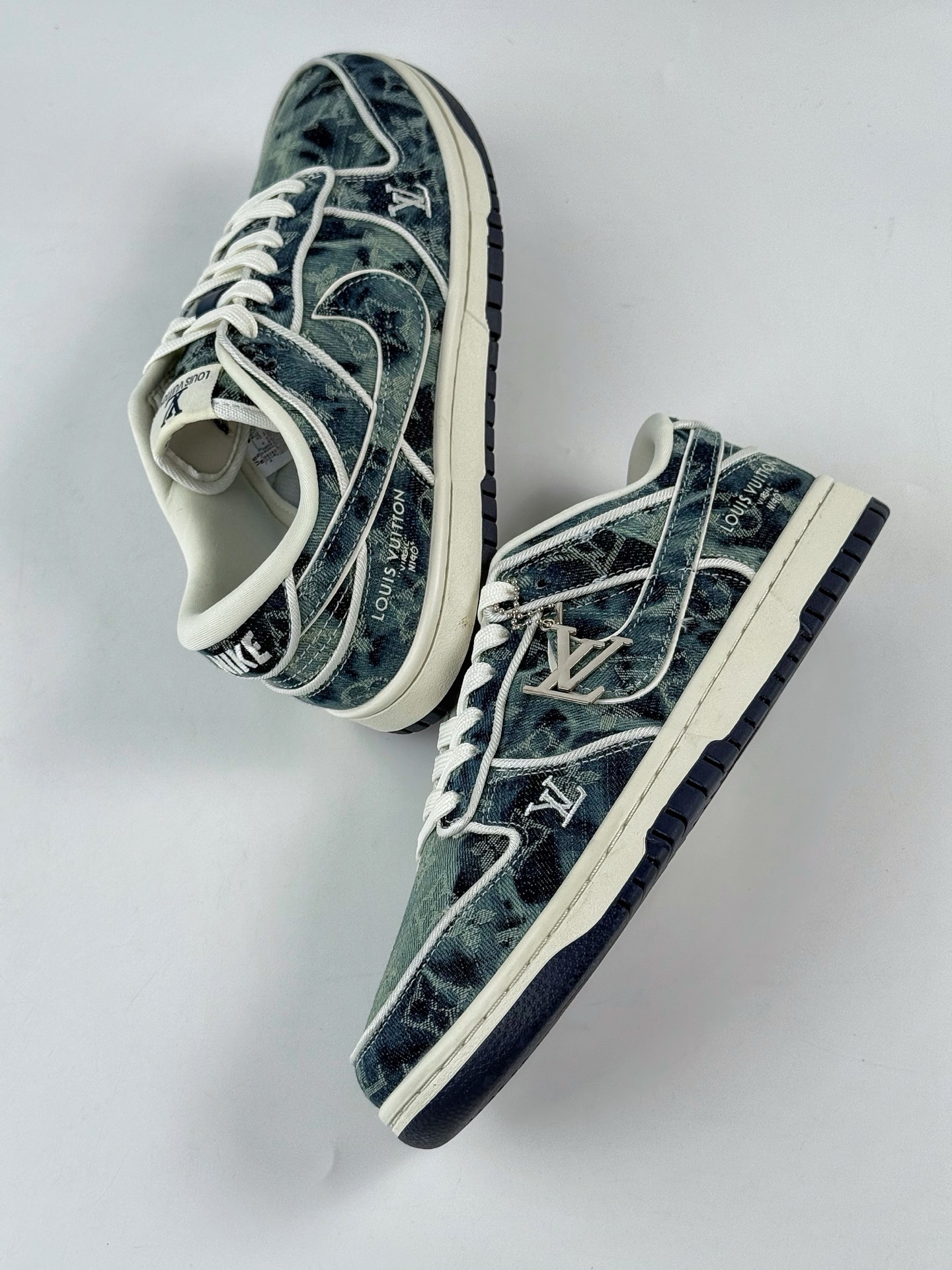 NIKE SB Dunk Low RETRO x Louis Vuitton 蓝白牛仔 SC0601-466
