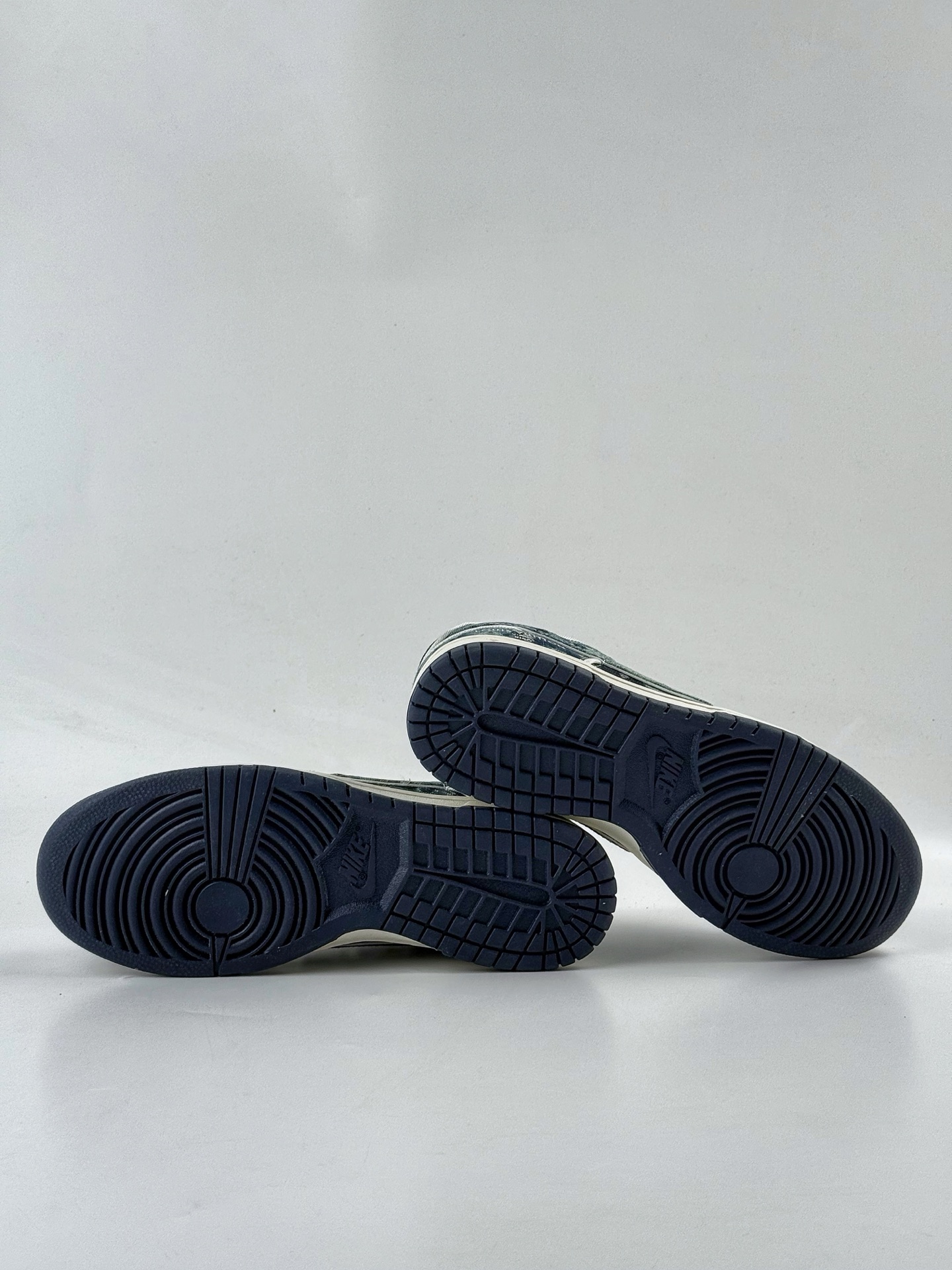 NIKE SB Dunk Low RETRO x Louis Vuitton 蓝白牛仔 SC0601-466