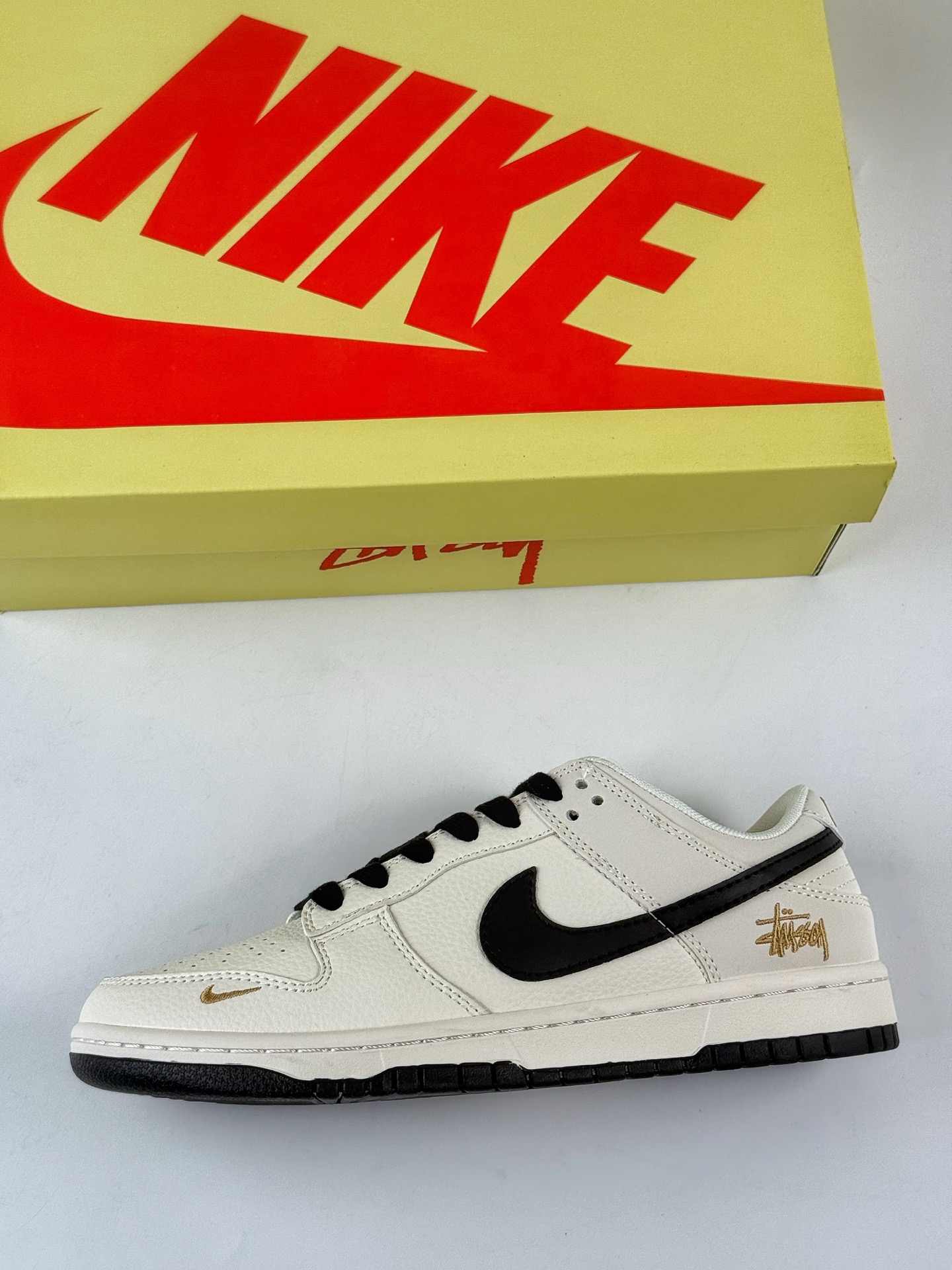 Nike SB Dunk Low x Stussy 白黑小勾 JP1628-039 Nike SB Dunk Low x Stussy 白黑小勾 JP1628-039