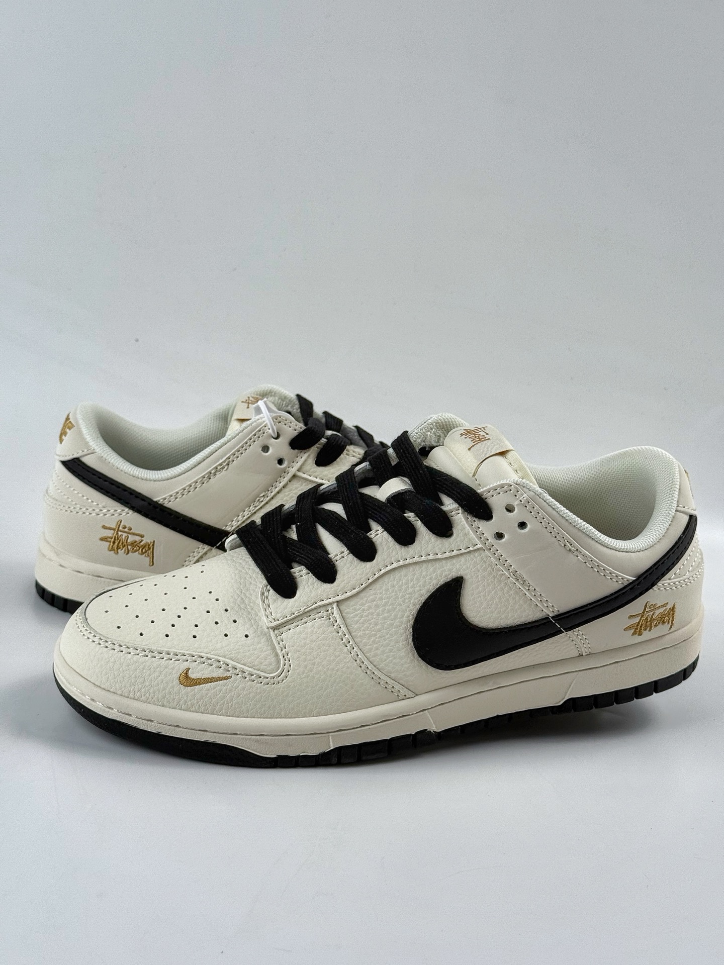 Nike SB Dunk Low x Stussy 白黑小勾 JP1628-039 Nike SB Dunk Low x Stussy 白黑小勾 JP1628-039