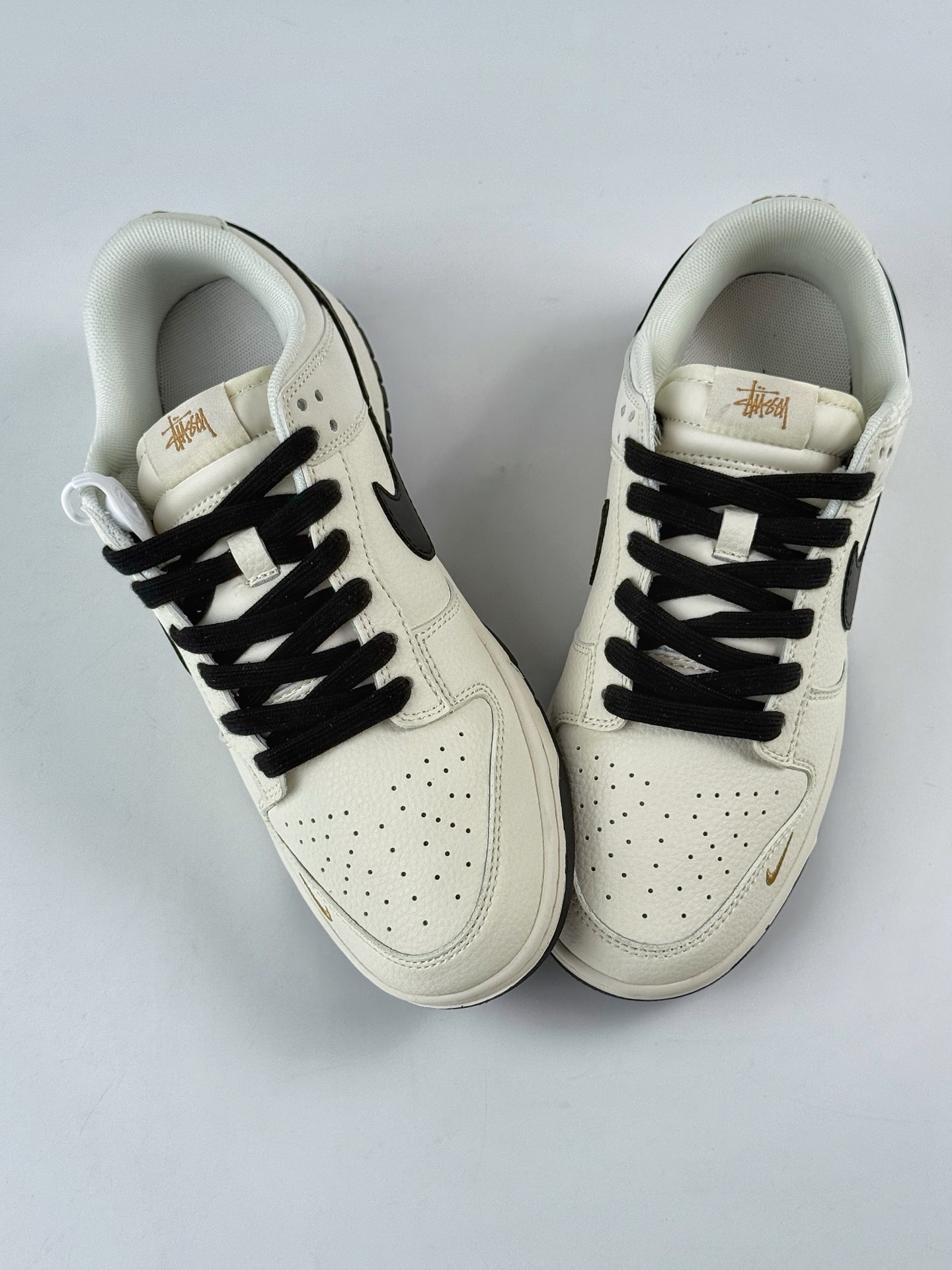 Nike SB Dunk Low x Stussy 白黑小勾 JP1628-039 Nike SB Dunk Low x Stussy 白黑小勾 JP1628-039
