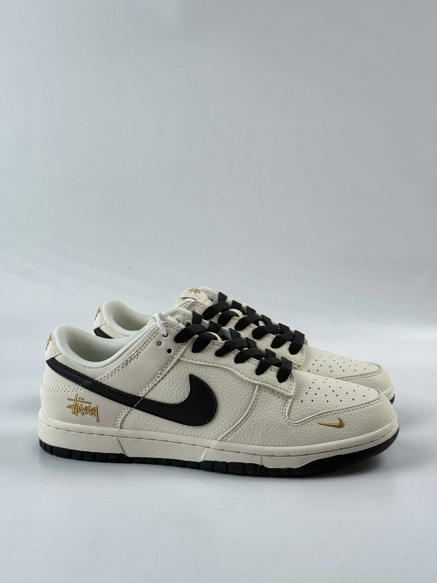 Nike SB Dunk Low x Stussy 白黑小勾 JP1628-039 Nike SB Dunk Low x Stussy 白黑小勾 JP1628-039