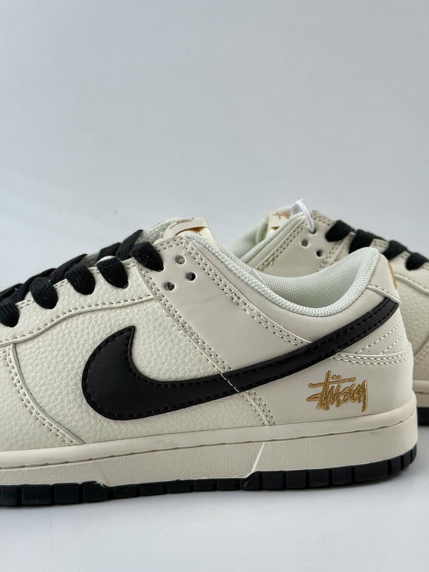 Nike SB Dunk Low x Stussy 白黑小勾 JP1628-039 Nike SB Dunk Low x Stussy 白黑小勾 JP1628-039