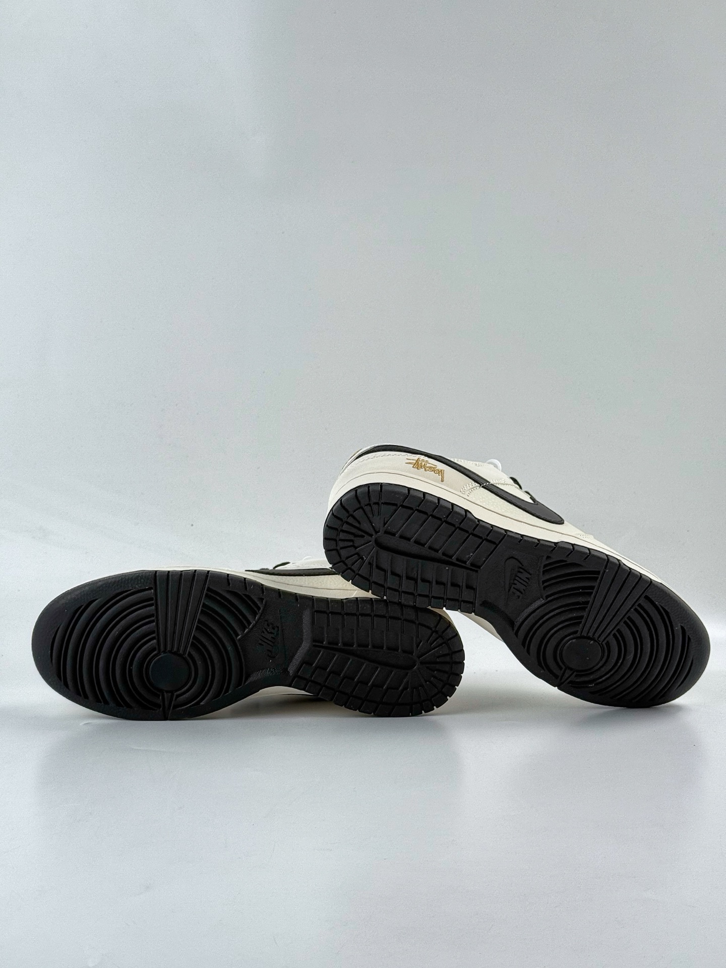 Nike SB Dunk Low x Stussy 白黑小勾 JP1628-039 Nike SB Dunk Low x Stussy 白黑小勾 JP1628-039