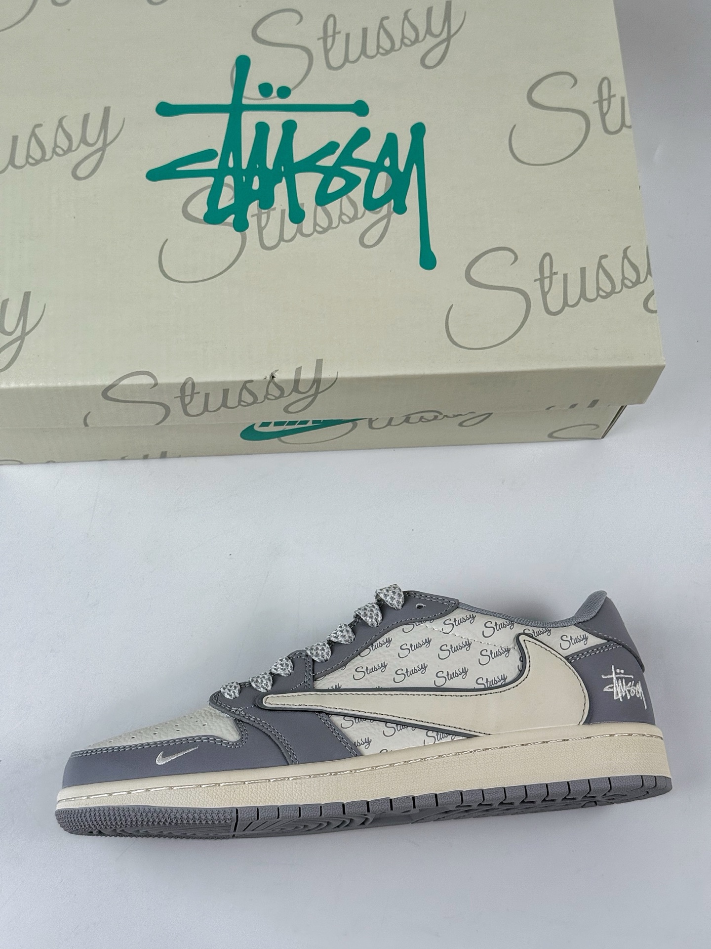 Travis Scott x Nike Air Jordan 1 Low x Stussy Air Jordan 1 Low 反转灰白小勾满天星倒钩 CS5288-500 Travis Scott x Nike Air Jordan 1 Low x Stussy Air Jordan 1 Low 反转灰白小勾满天星倒钩 CS5288-500