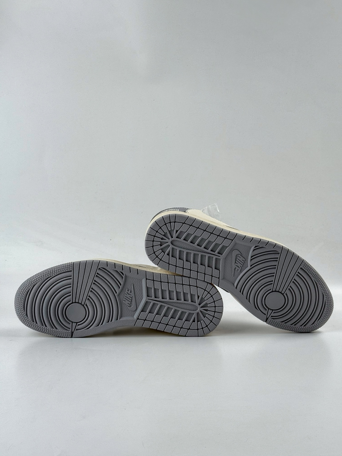 Travis Scott x Nike Air Jordan 1 Low x Stussy Air Jordan 1 Low 反转灰白小勾满天星倒钩 CS5288-500 Travis Scott x Nike Air Jordan 1 Low x Stussy Air Jordan 1 Low 反转灰白小勾满天星倒钩 CS5288-500