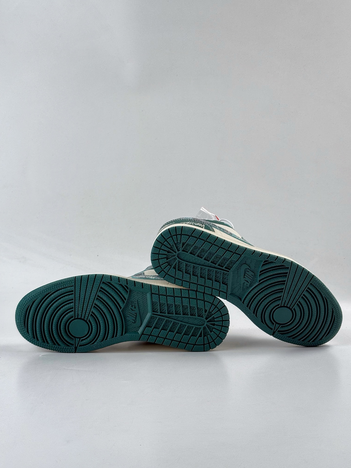 Nike Jordan Air Jordan 1 x Stussy 绿白小勾满天星 QG1988-012