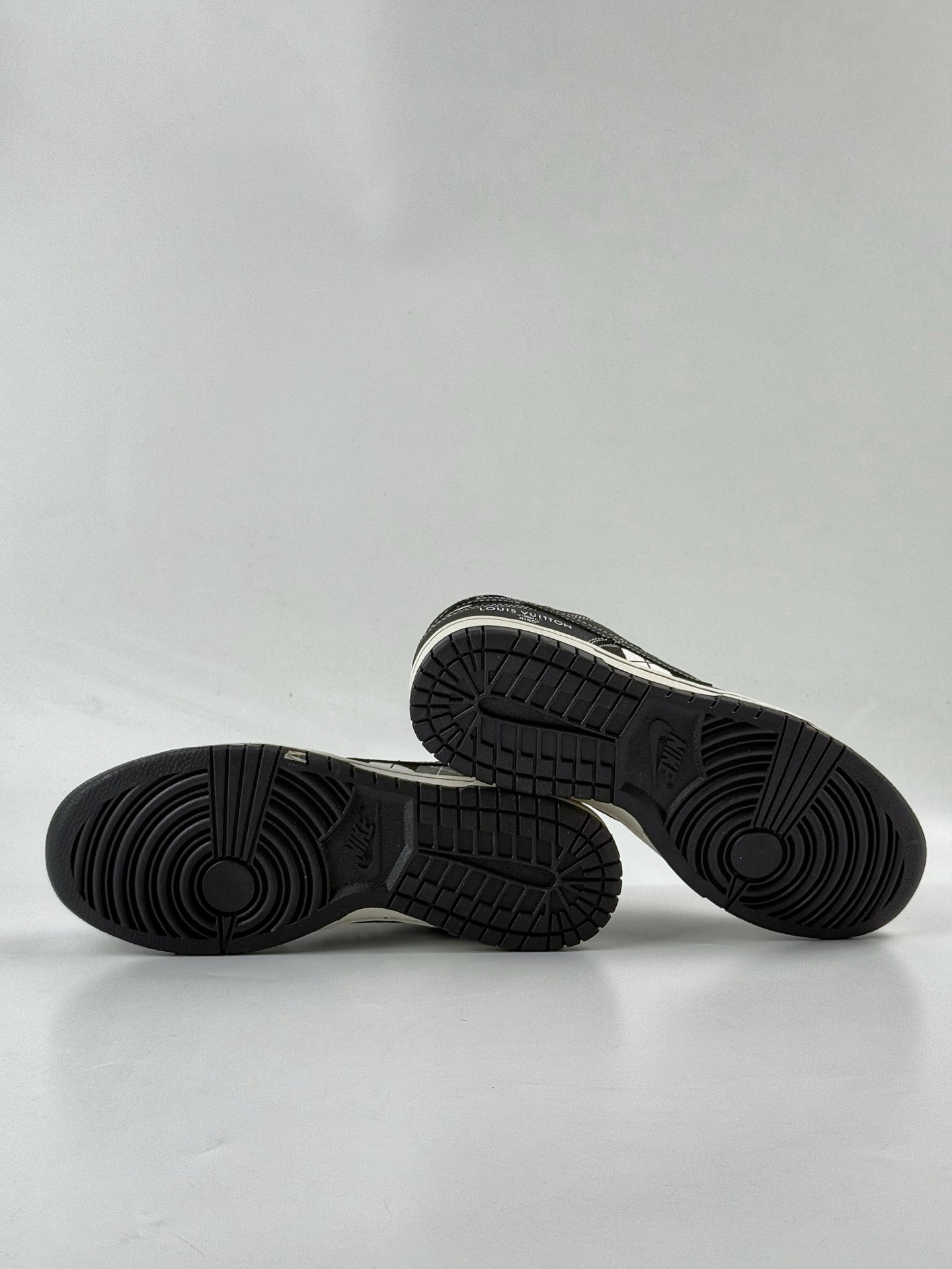 NIKE SB Dunk Low RETRO x Louis Vuitton 黑白方格 SC0601-460