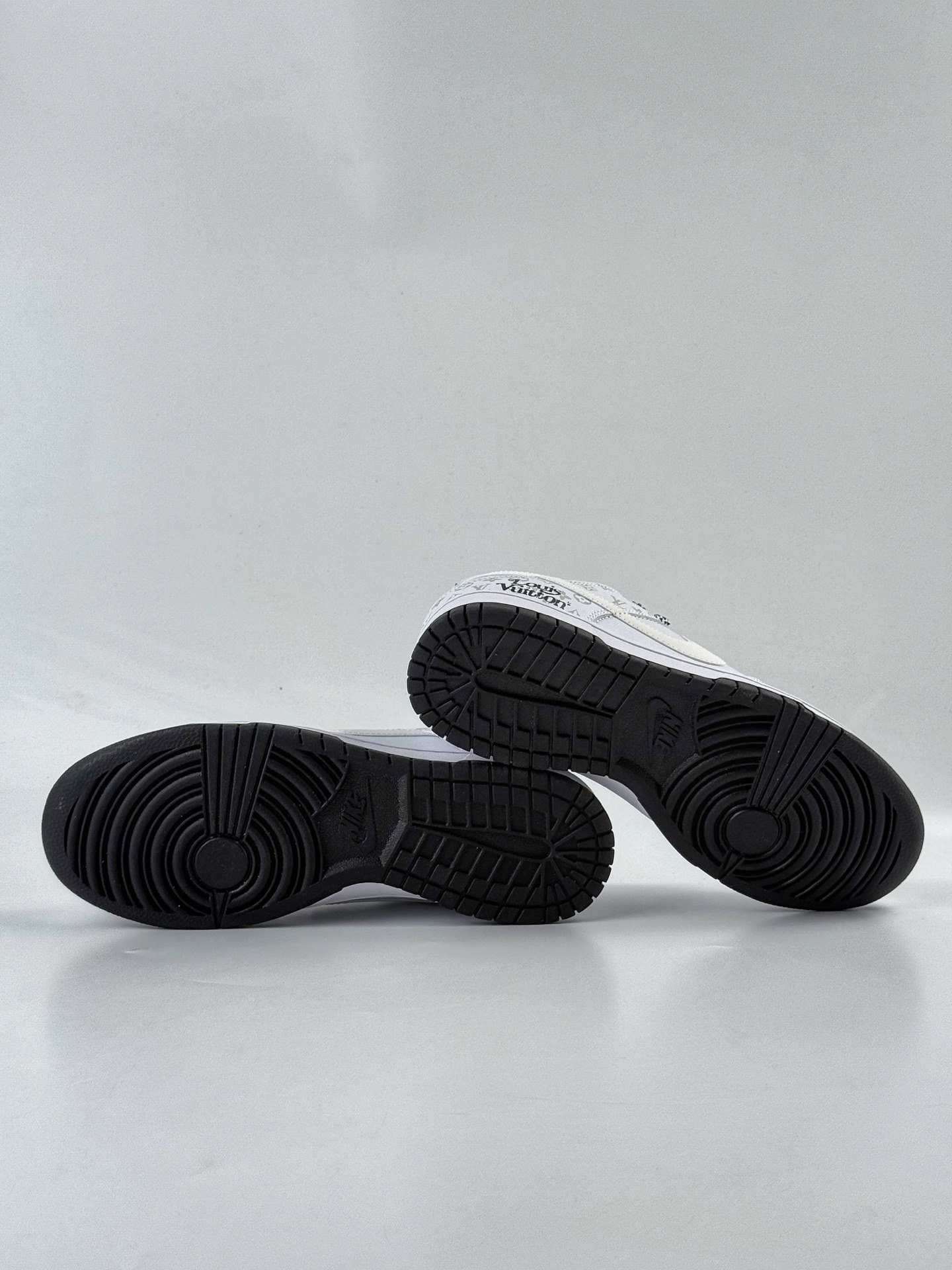 Nike SB Dunk Low x Louis Vuitton 白黑满天星 CS1688-128