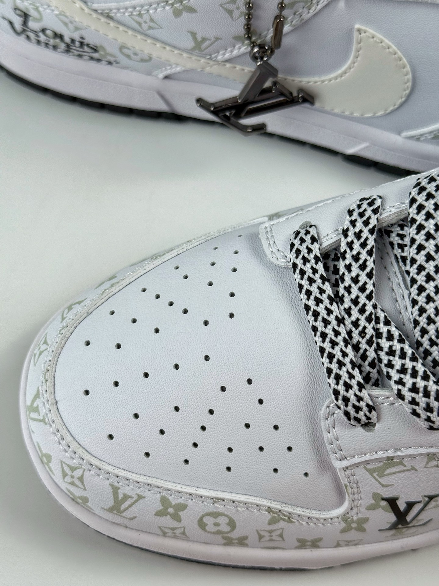 Nike SB Dunk Low x Louis Vuitton 白黑满天星 CS1688-128
