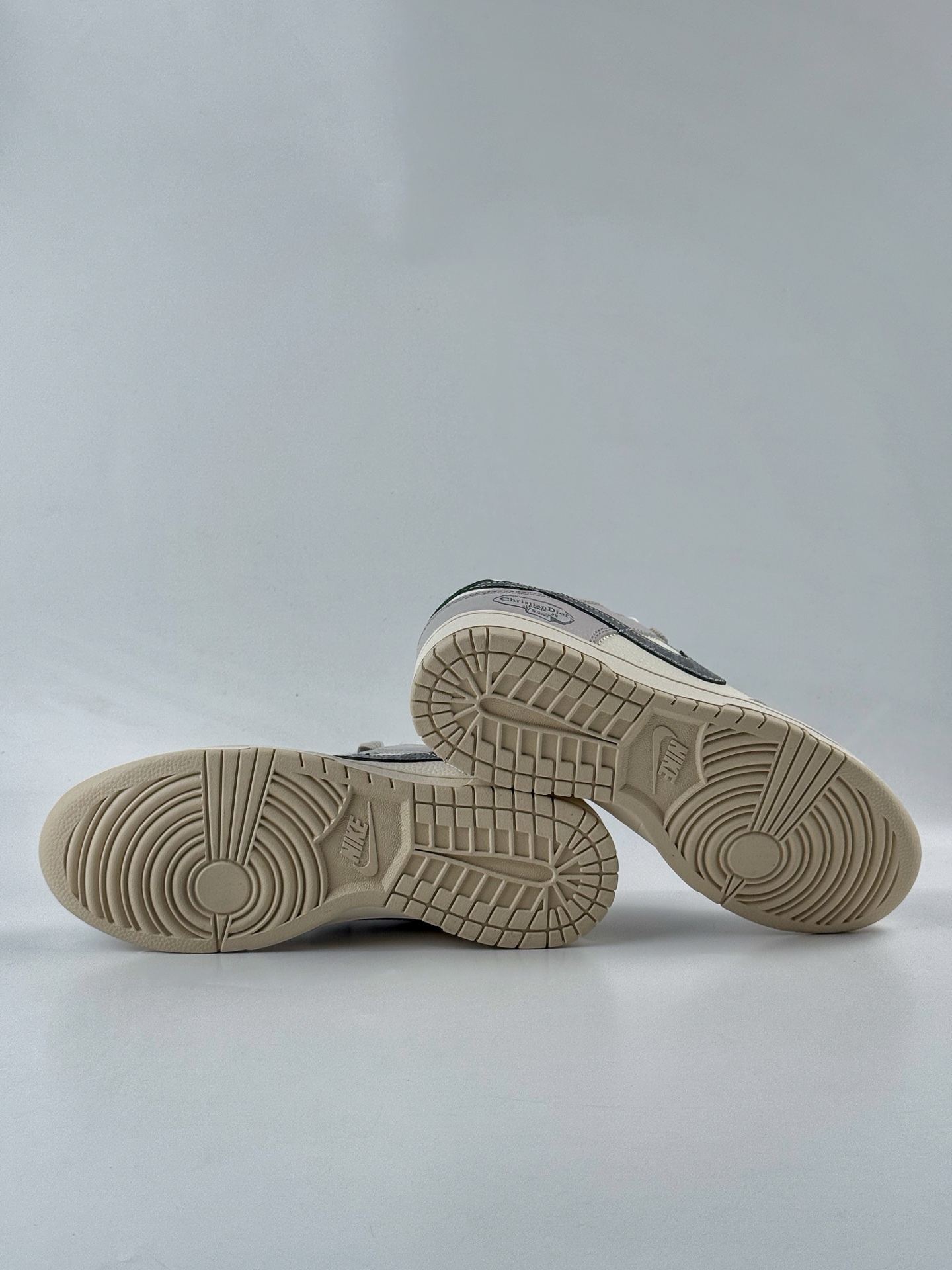 Nike SB Dunk Low x DIOR 灰白小勾 ZH2598-276