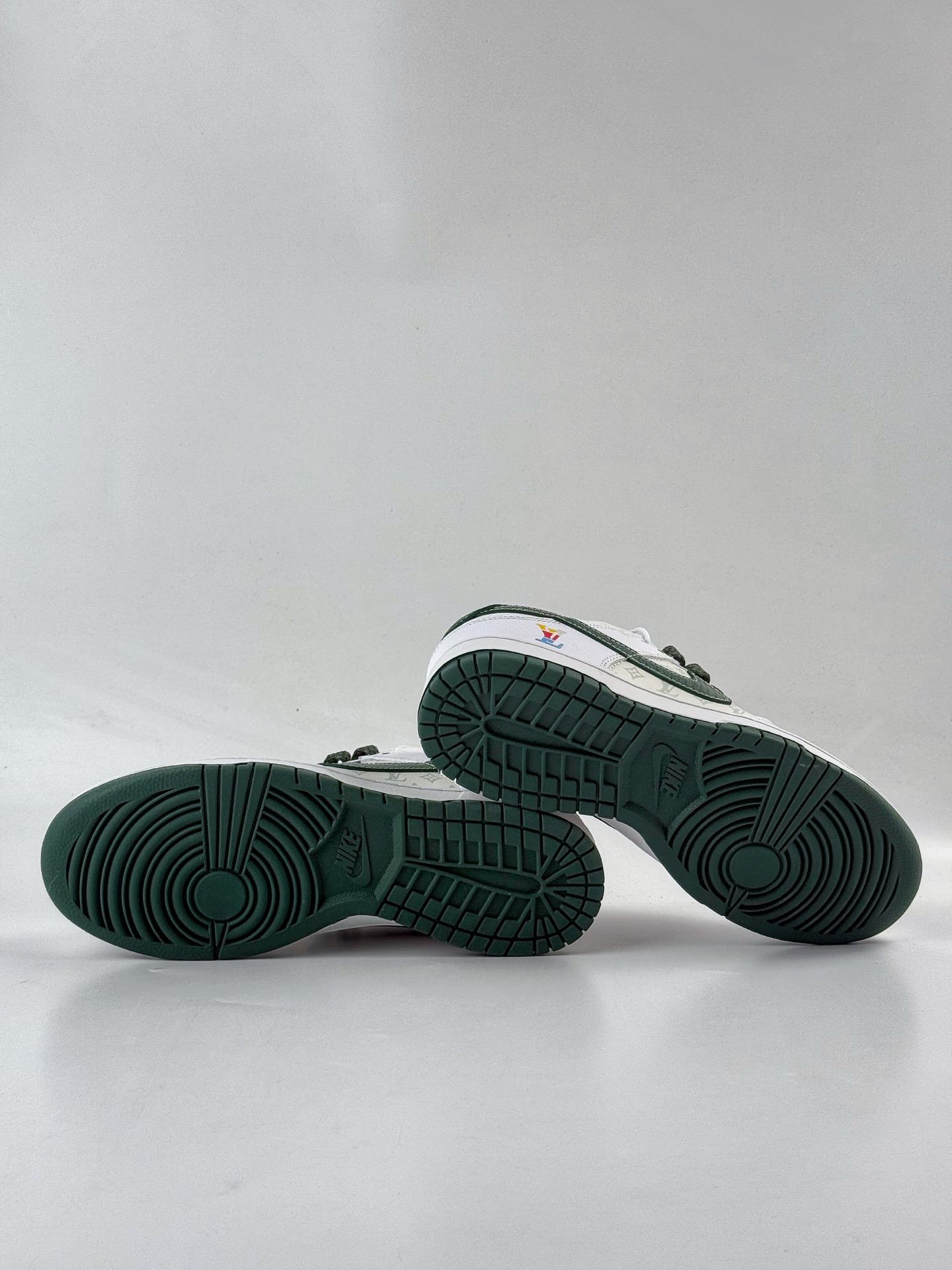 Nike SB Dunk Low x Louis Vuitton 白绿小勾满天星 HS2506-214 Nike SB Dunk Low x Louis Vuitton 白绿小勾满天星 HS2506-214