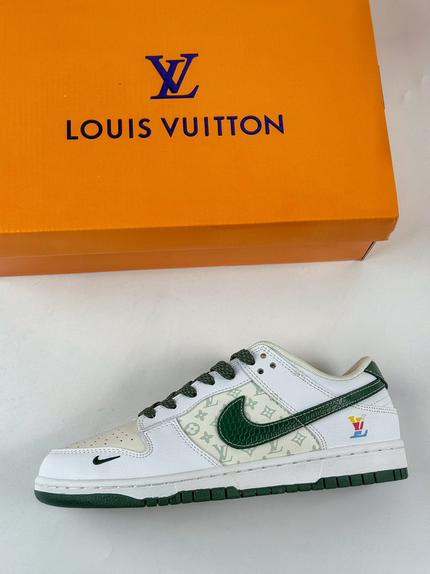 Nike SB Dunk Low x Louis Vuitton 白绿小勾满天星 HS2506-214 Nike SB Dunk Low x Louis Vuitton 白绿小勾满天星 HS2506-214