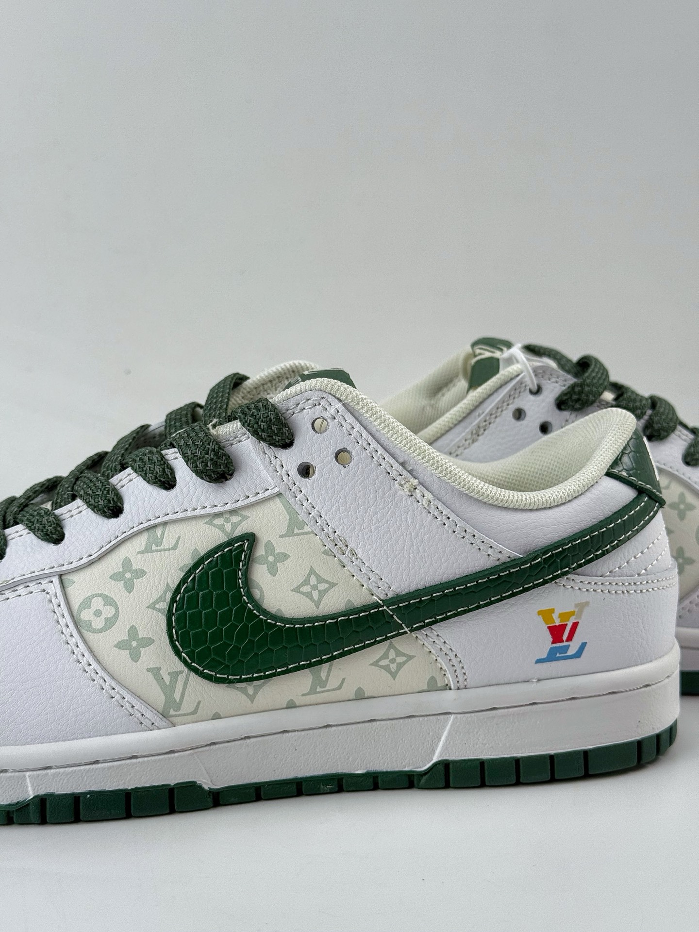 Nike SB Dunk Low x Louis Vuitton 白绿小勾满天星 HS2506-214 Nike SB Dunk Low x Louis Vuitton 白绿小勾满天星 HS2506-214