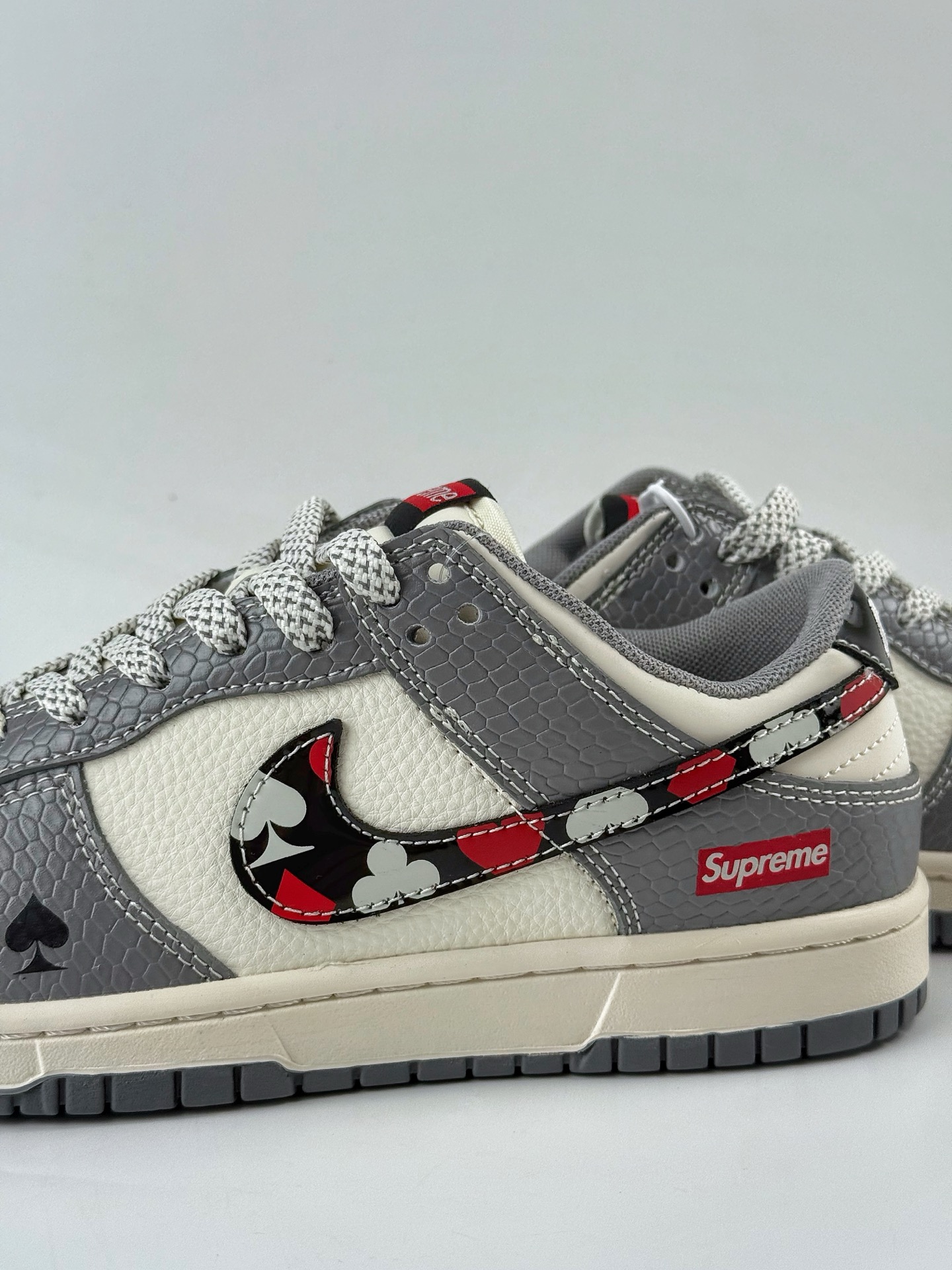 Nike SB Dunk Low x Superme 灰白小勾满天星 HS2506-235