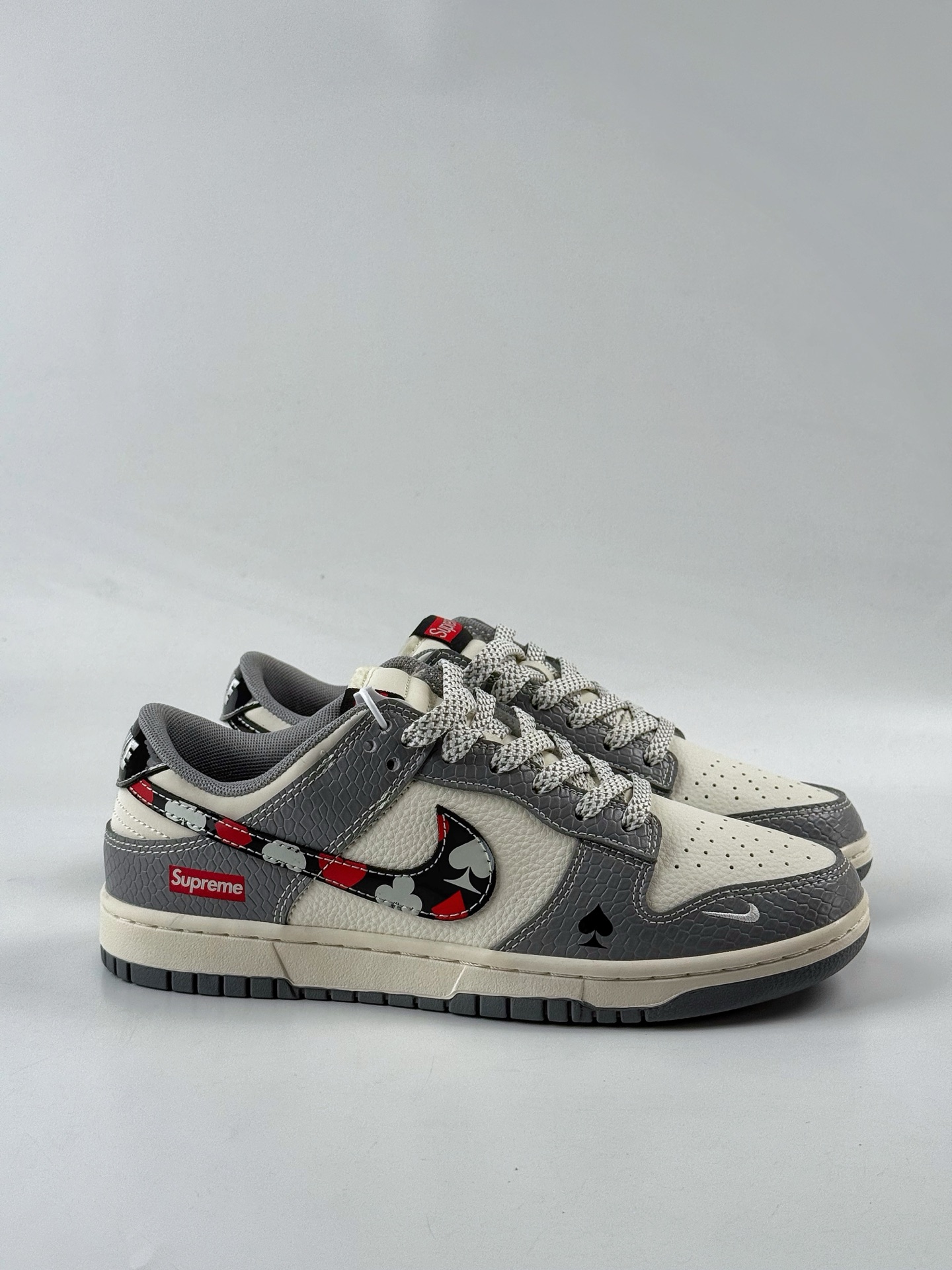 Nike SB Dunk Low x Superme 灰白小勾满天星 HS2506-235