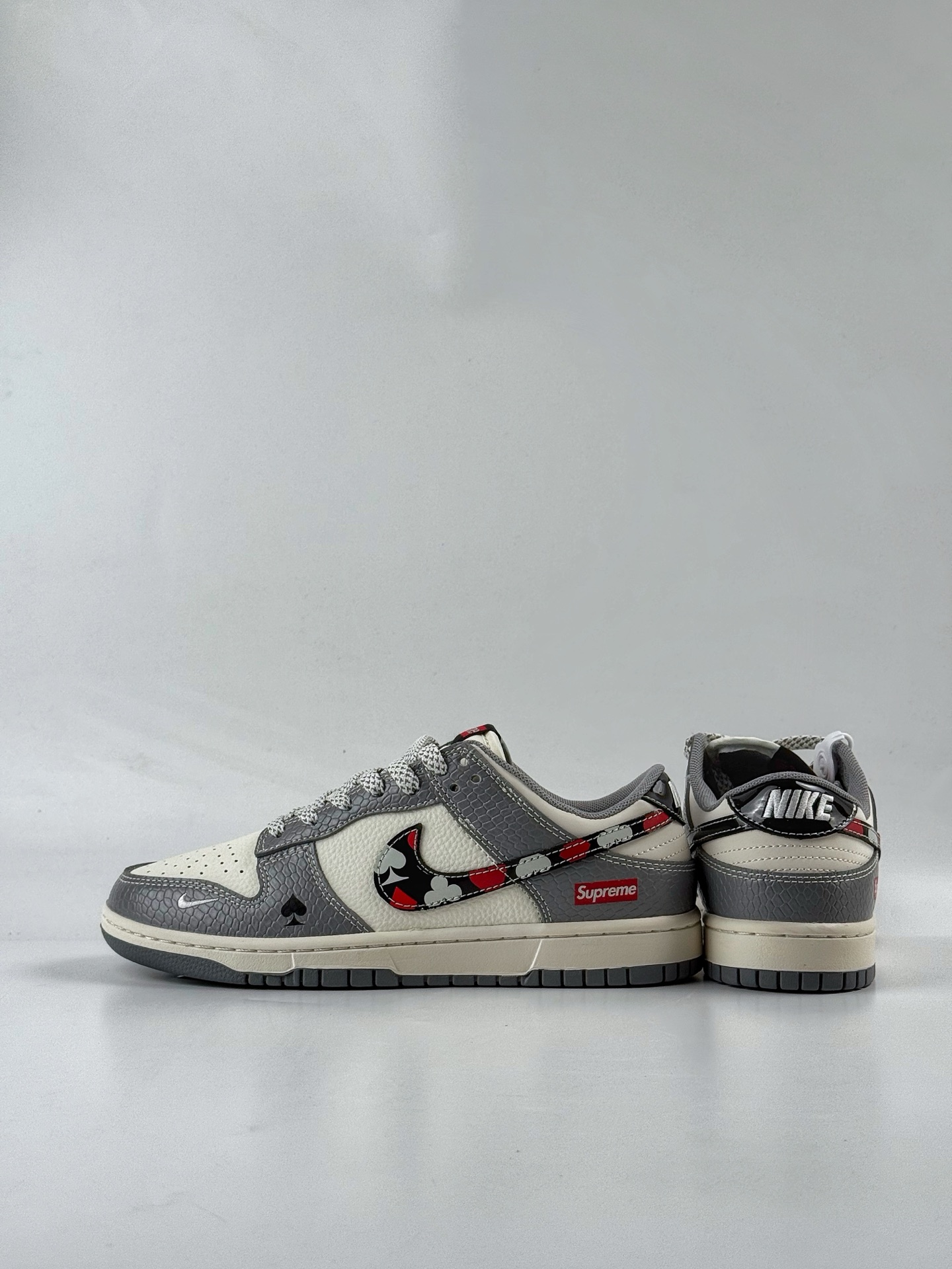 Nike SB Dunk Low x Superme 灰白小勾满天星 HS2506-235