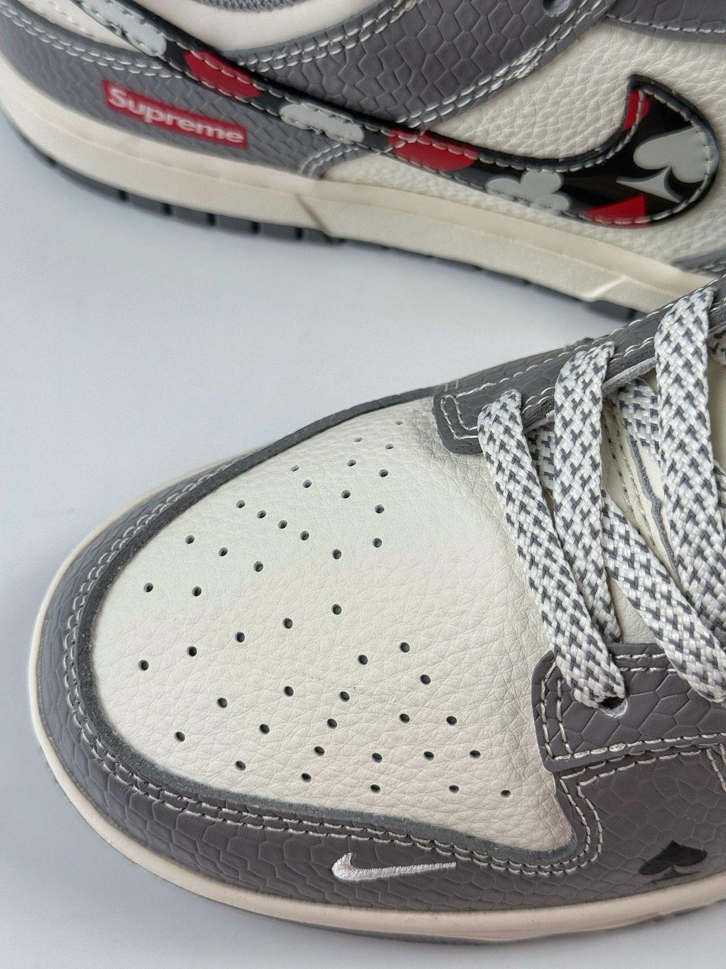 Nike SB Dunk Low x Superme 灰白小勾满天星 HS2506-235