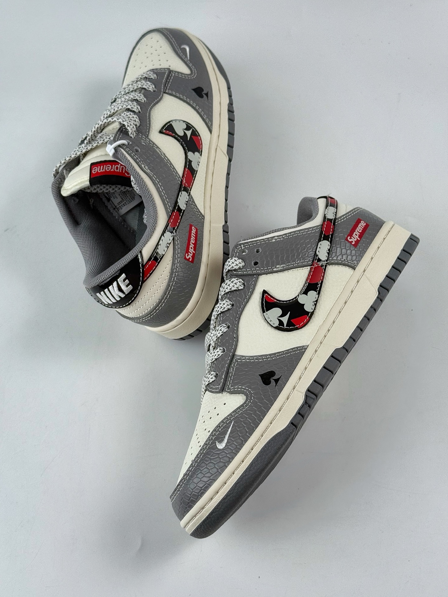 Nike SB Dunk Low x Superme 灰白小勾满天星 HS2506-235