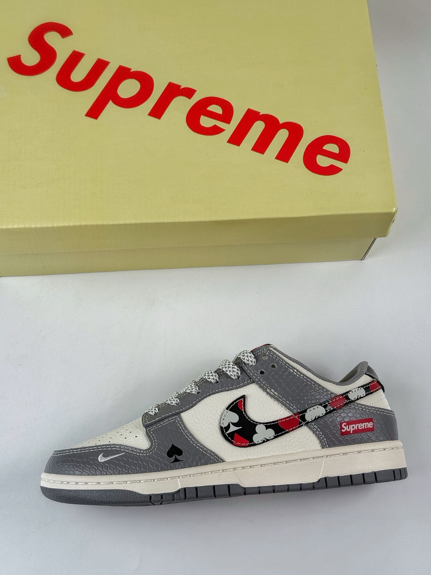 Nike SB Dunk Low x Superme 灰白小勾满天星 HS2506-235