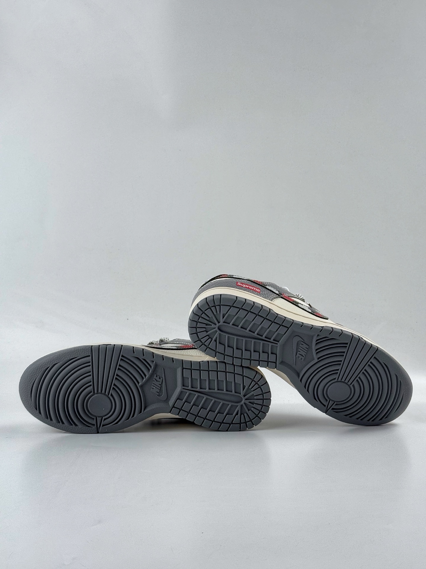 Nike SB Dunk Low x Superme 灰白小勾满天星 HS2506-235